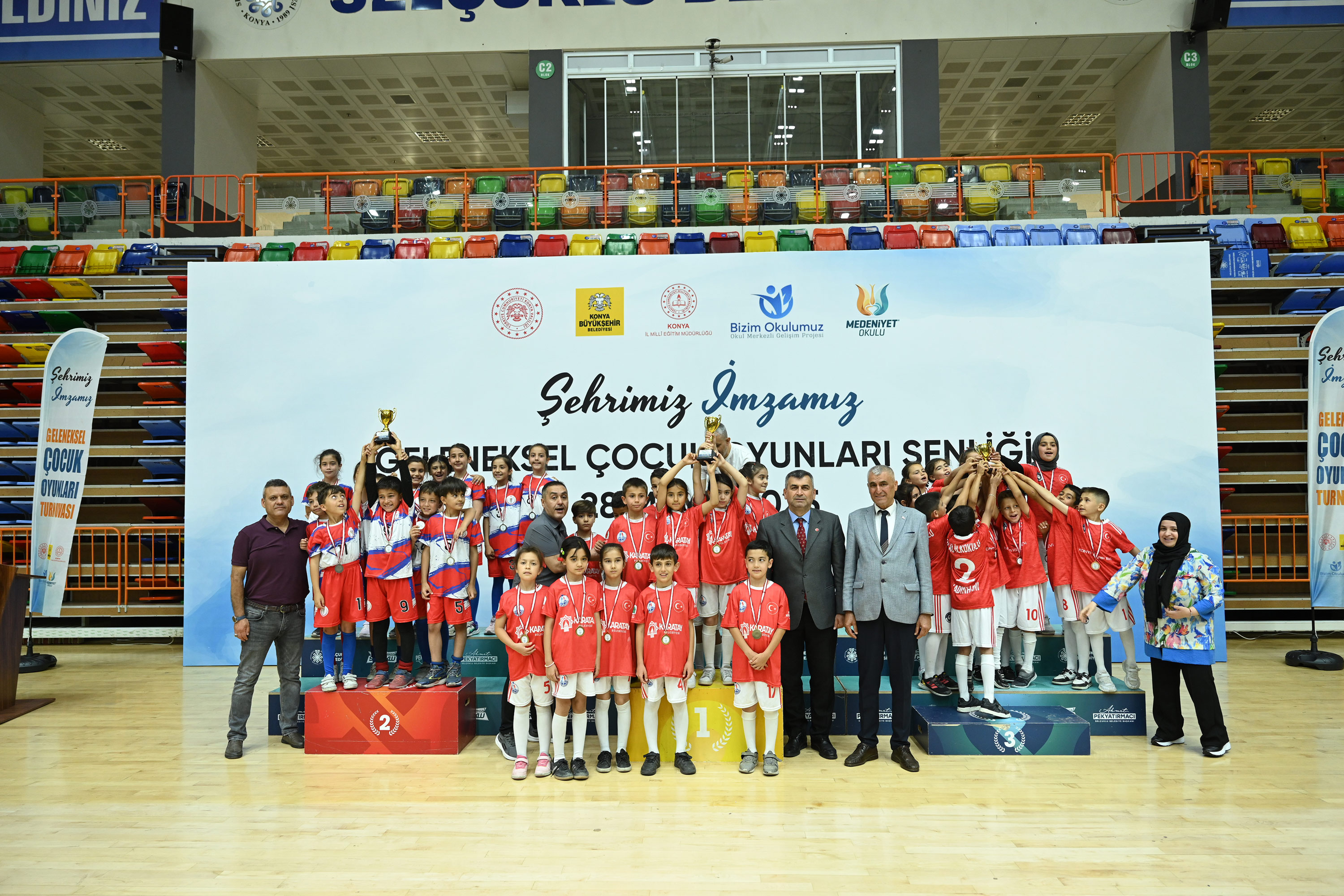KONYA BÜYÜKŞEHİR GELENEKSEL ÇOCUK OYUNLARI İL FİNALİNDE BAŞARILI ÖĞRENCİLERE ÖDÜLLERİ VERİLDİ