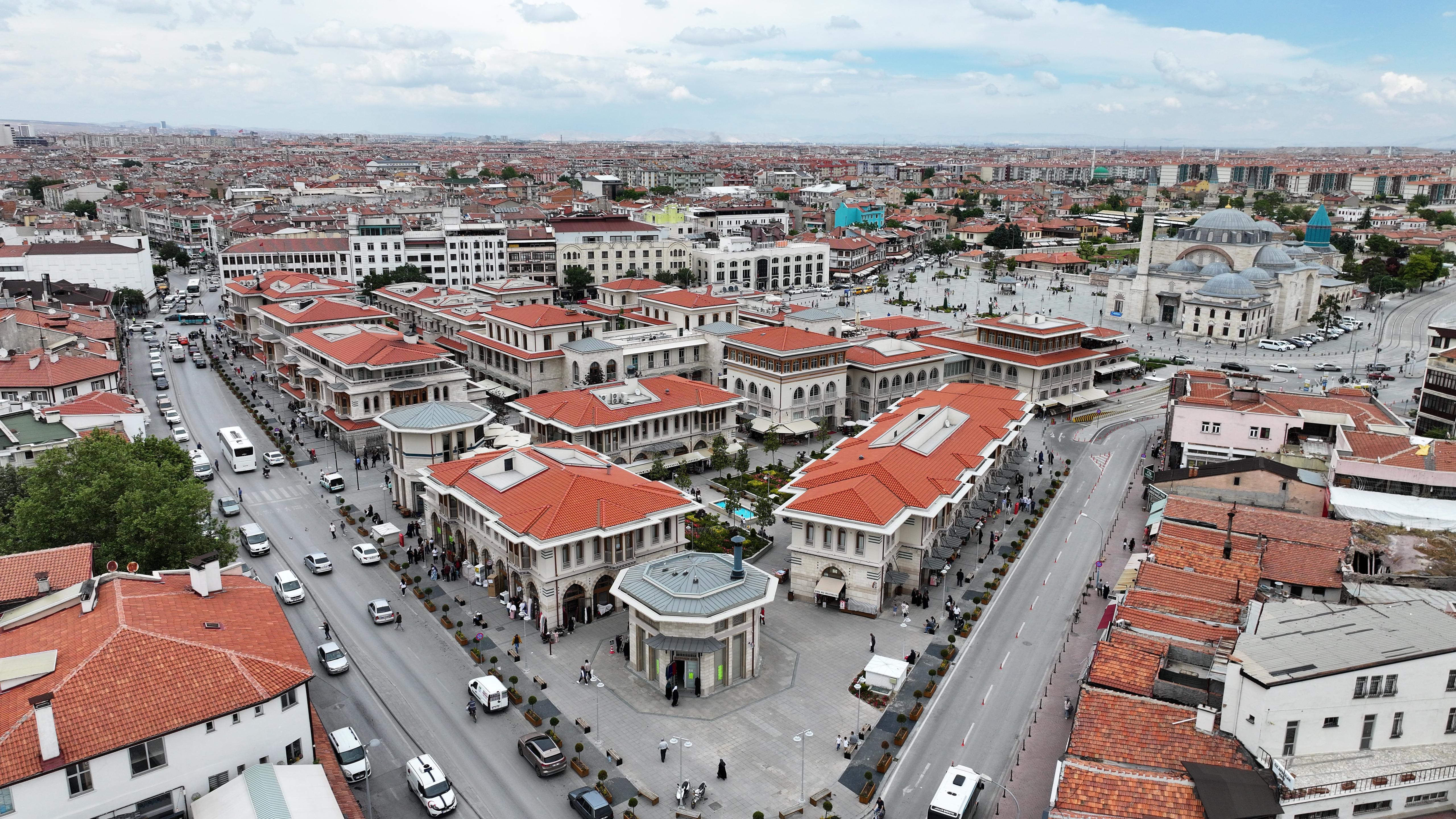 BAKAN KURUM TÜRBEÖNÜ ÇARŞILARINDA KONYALILARLA KUCAKLAŞTI