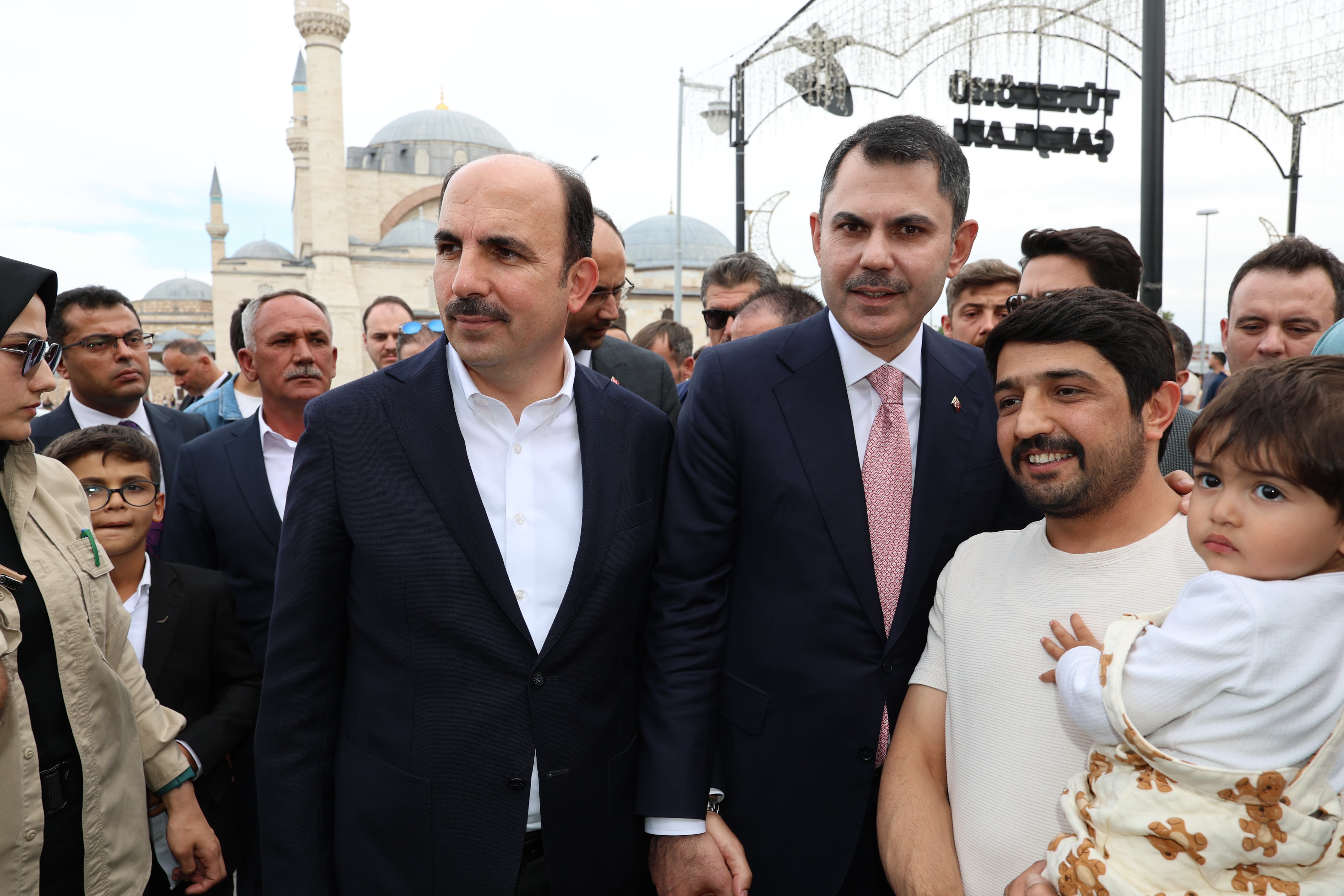 BAKAN KURUM TÜRBEÖNÜ ÇARŞILARINDA KONYALILARLA KUCAKLAŞTI