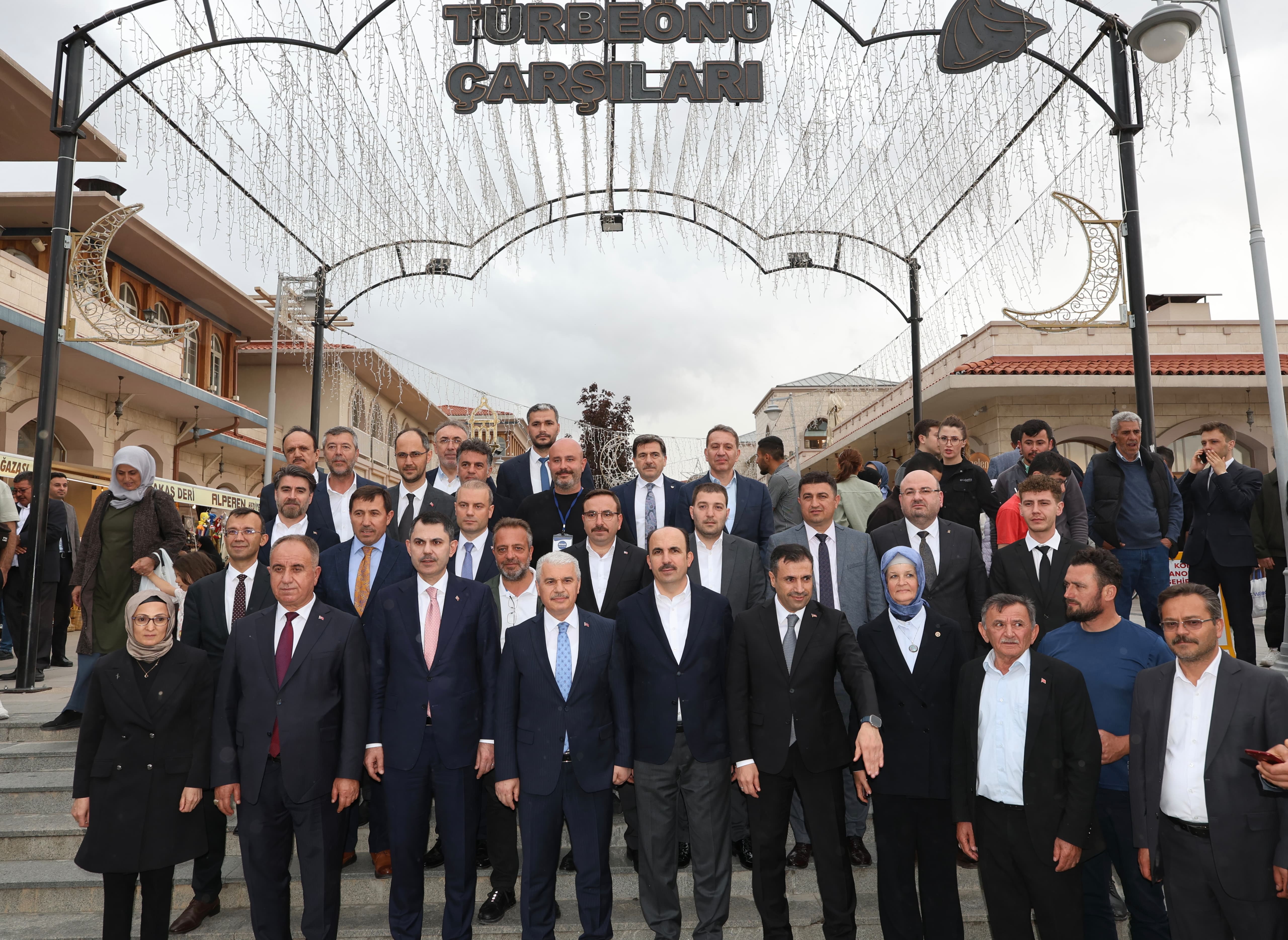 BAKAN KURUM TÜRBEÖNÜ ÇARŞILARINDA KONYALILARLA KUCAKLAŞTI