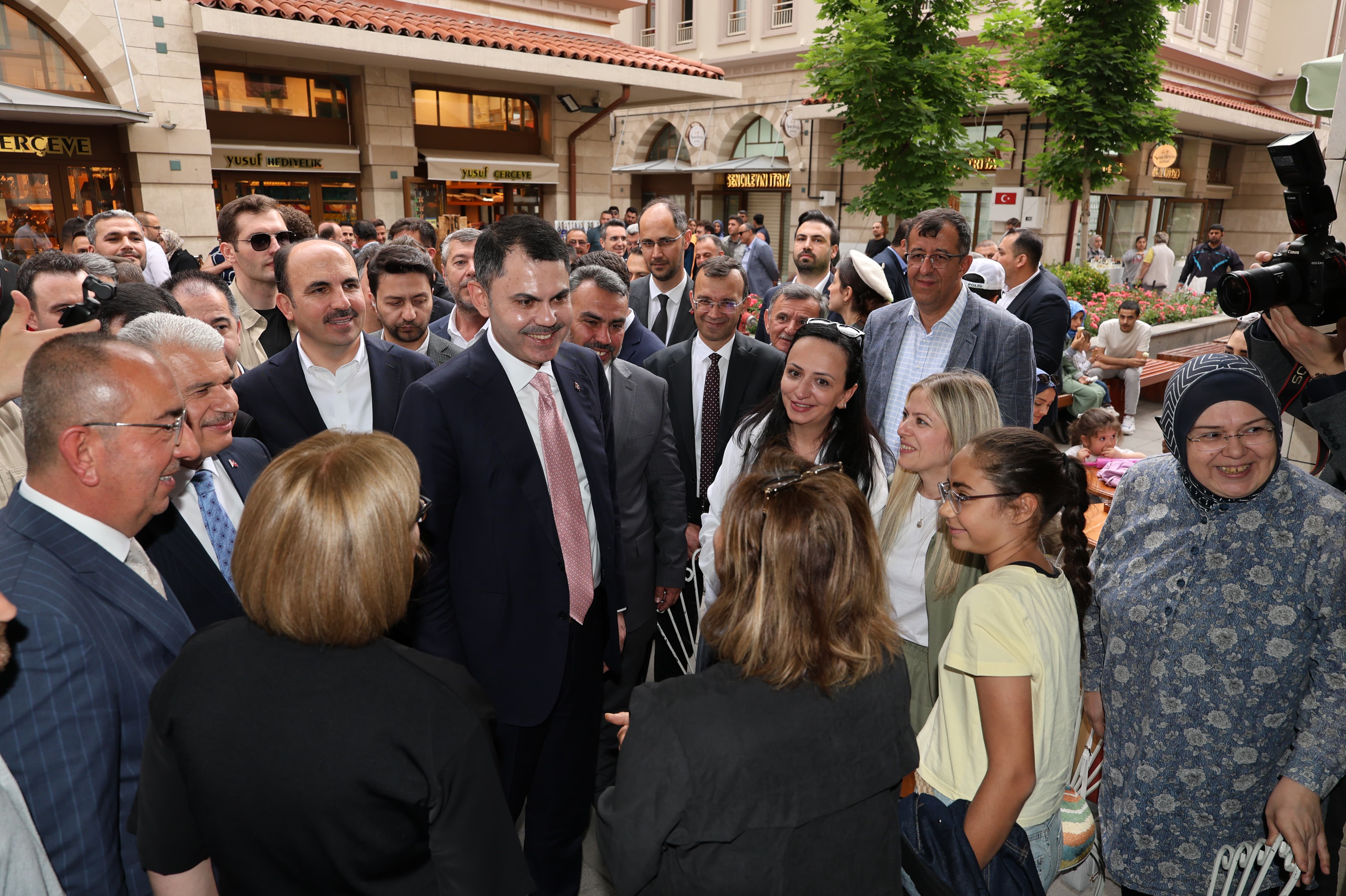 BAKAN KURUM TÜRBEÖNÜ ÇARŞILARINDA KONYALILARLA KUCAKLAŞTI