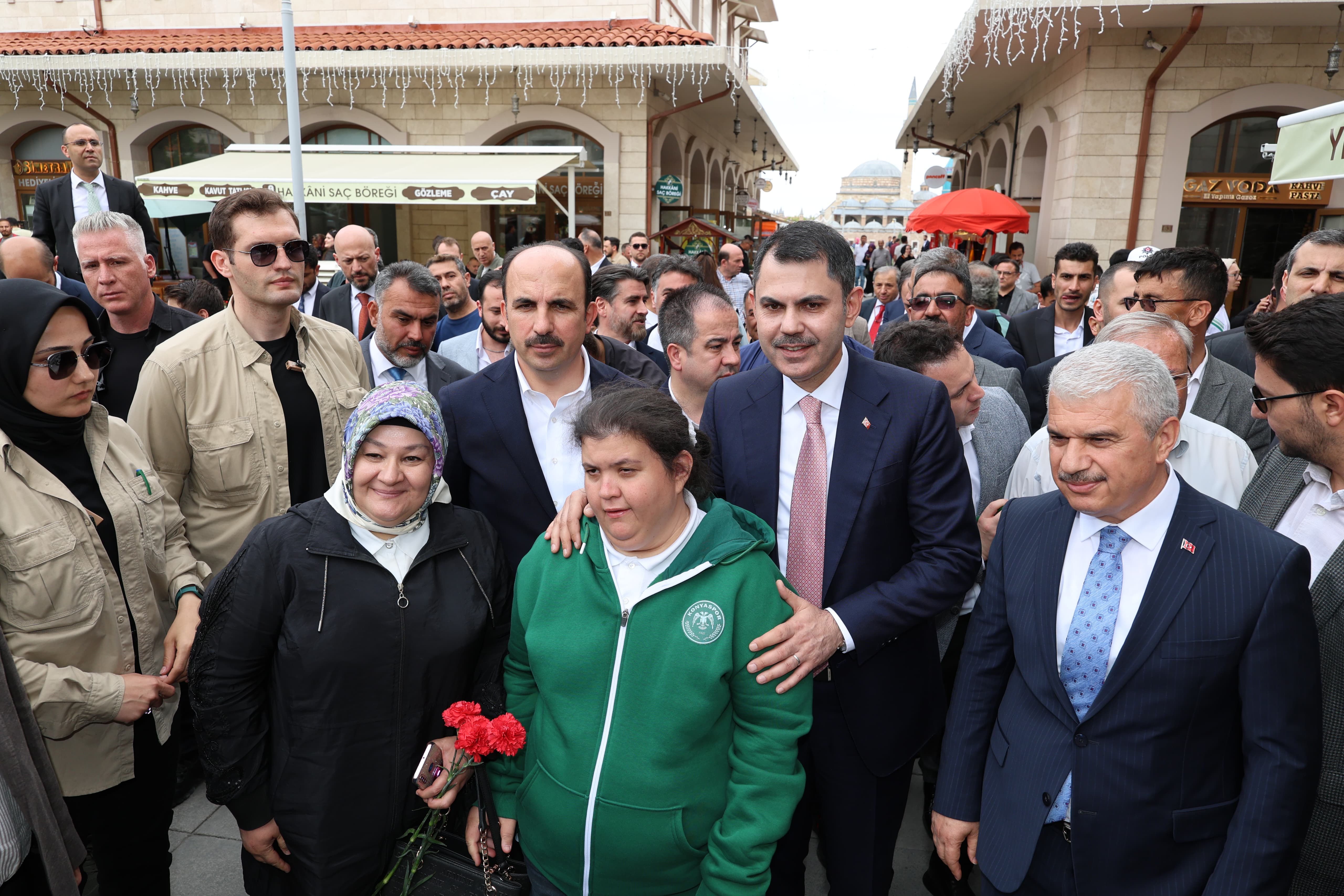 BAKAN KURUM TÜRBEÖNÜ ÇARŞILARINDA KONYALILARLA KUCAKLAŞTI