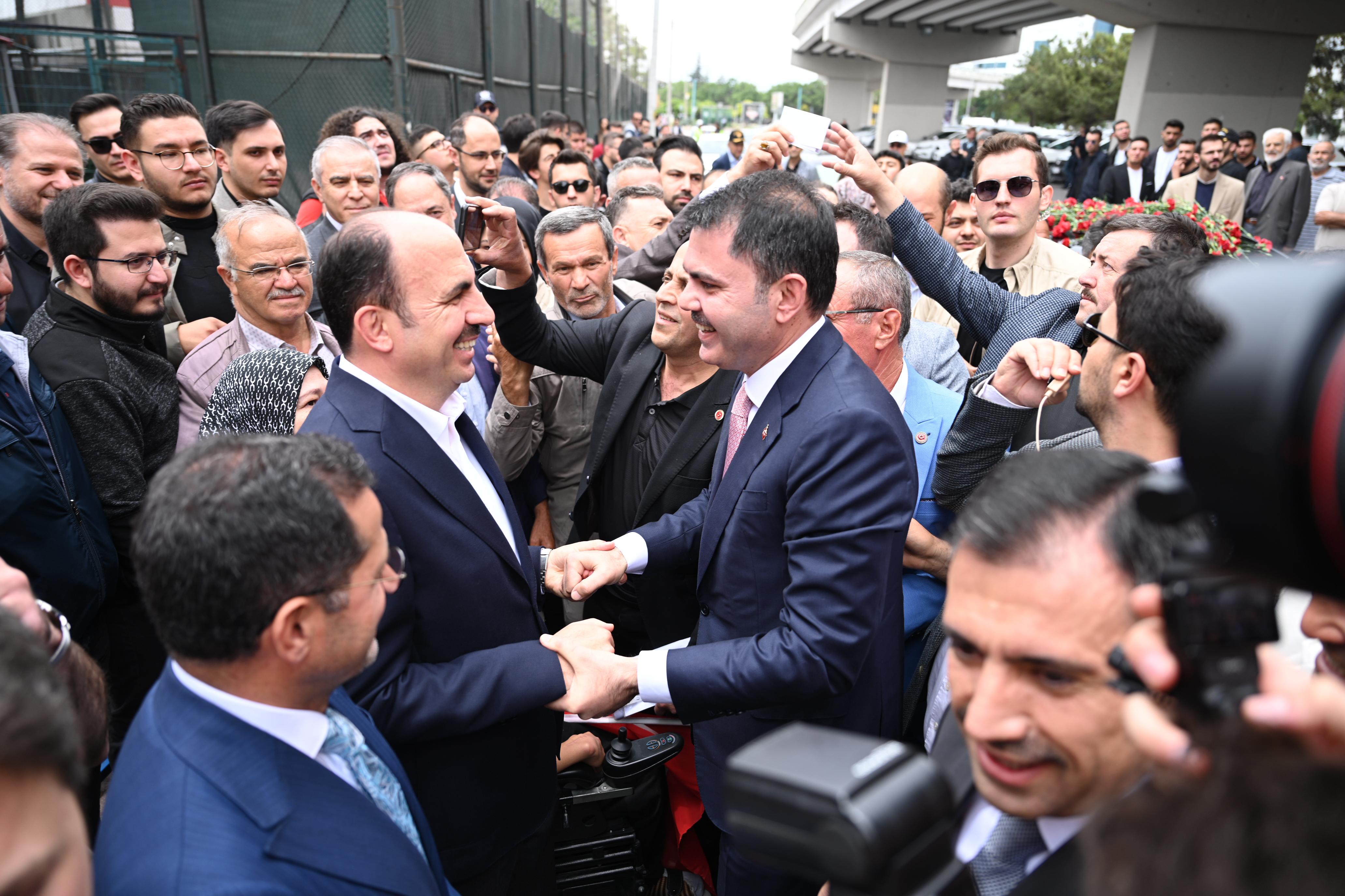BAKAN KURUM TÜRBEÖNÜ ÇARŞILARINDA KONYALILARLA KUCAKLAŞTI