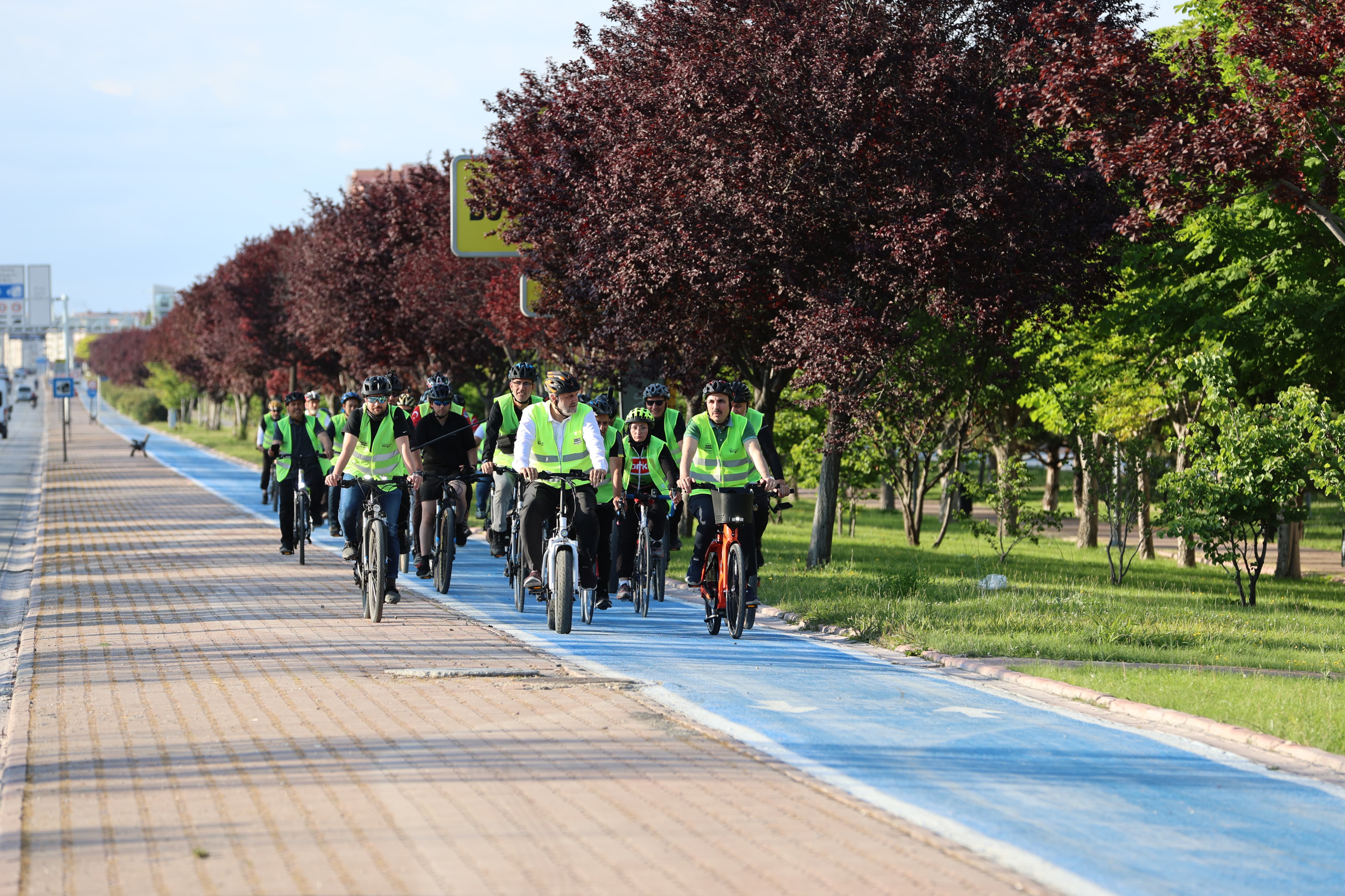 BAŞKAN ALTAY DÜNYA BİSİKLET GÜNÜ’NDE BİSİKLETSEVERLERLE PEDAL ÇEVİRDİ