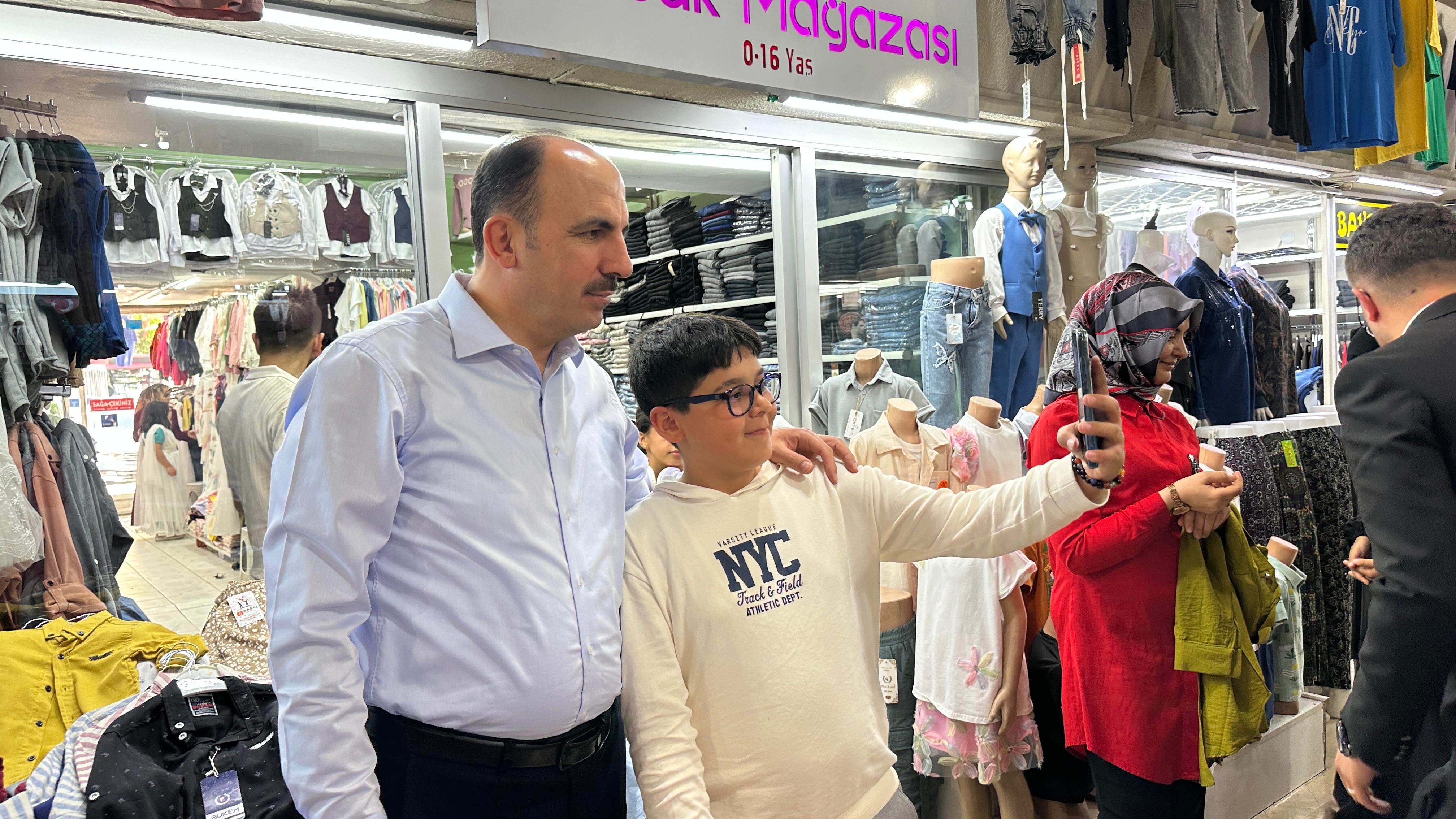 BAŞKAN ALTAY BAYRAM ALIŞVERİŞİNE ÇIKAN KONYALILARI VE ESNAFLARI ZİYARET ETTİ