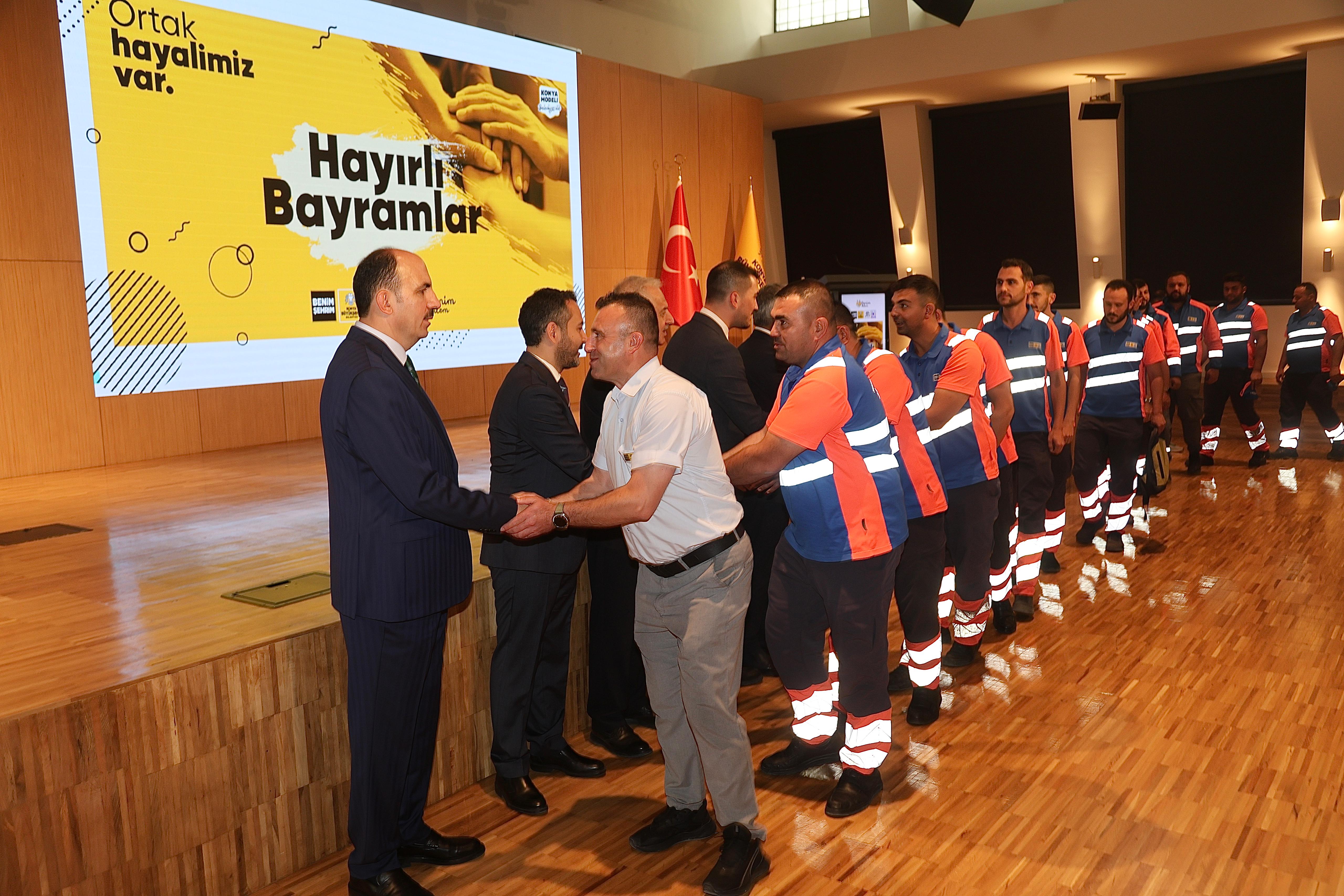 BAŞKAN ALTAY BÜYÜKŞEHİR ÇALIŞANLARIYLA BAYRAMLAŞTI