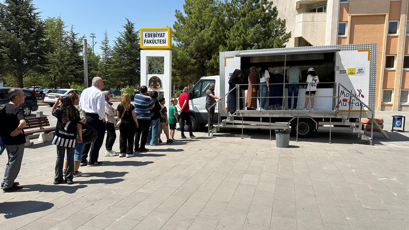 KONYA BÜYÜKŞEHİR YKS’YE GİREN ÖĞRENCİLERİN AİLELERİNE İKRAMLARDA BULUNDU