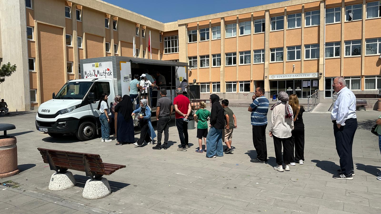KONYA BÜYÜKŞEHİR YKS’YE GİREN ÖĞRENCİLERİN AİLELERİNE İKRAMLARDA BULUNDU