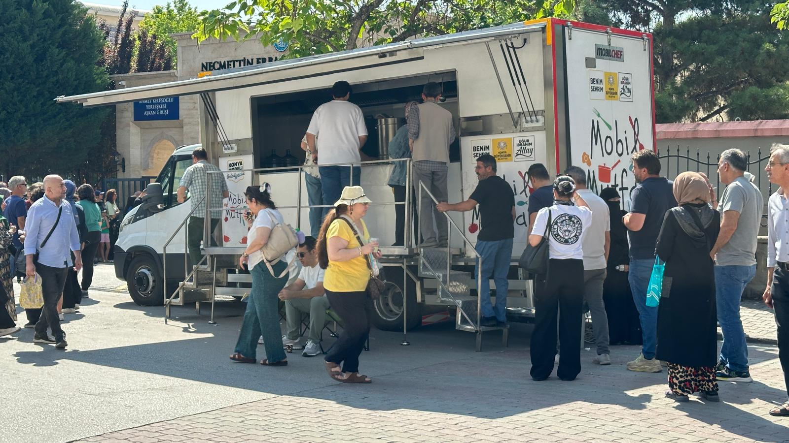 KONYA BÜYÜKŞEHİR YKS’YE GİREN ÖĞRENCİLERİN AİLELERİNE İKRAMLARDA BULUNDU
