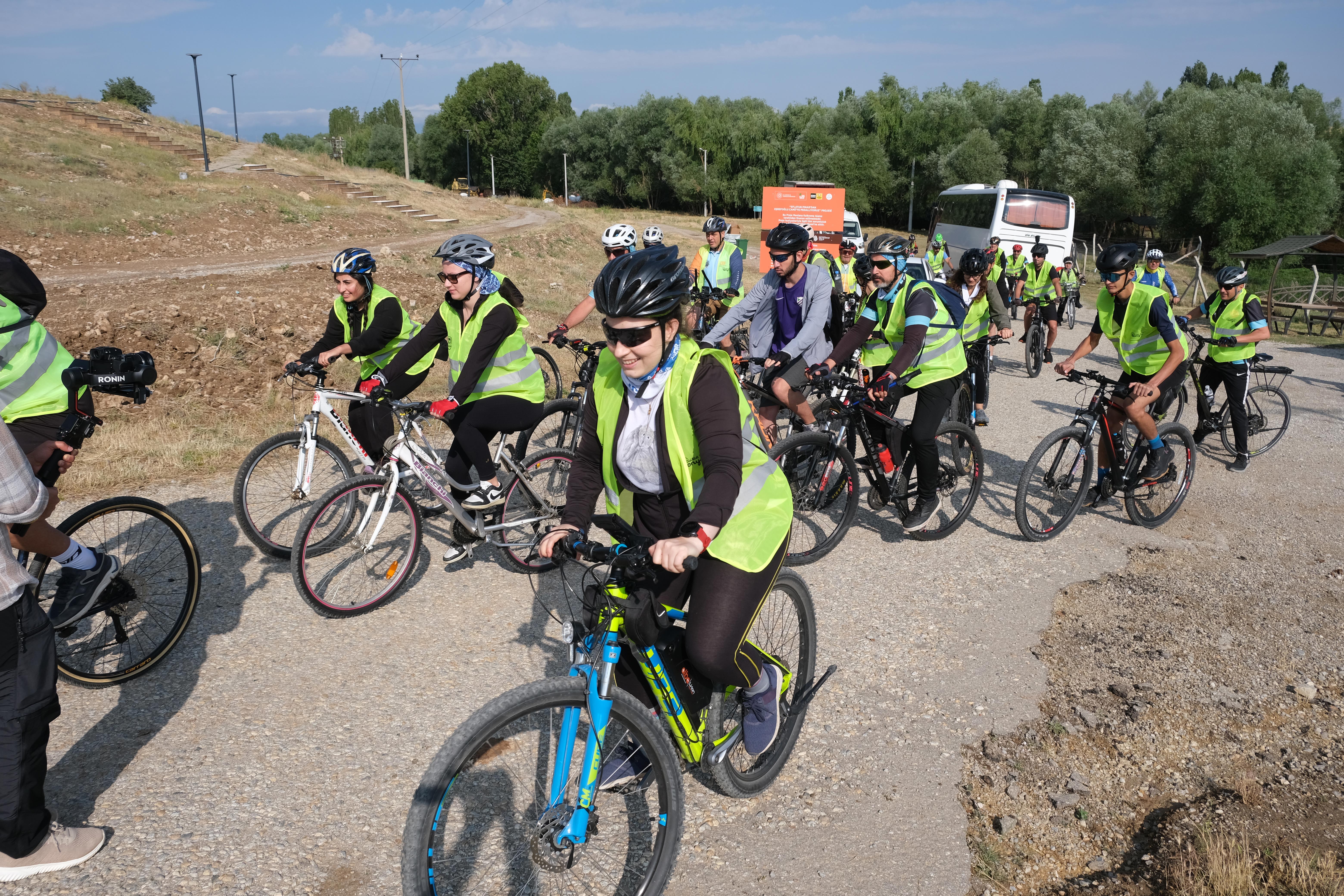 BİSİKLETSEVERLER KONYA BÜYÜKŞEHİR’İN YENİ OLUŞTURDUĞU TARİHİ ROTADA PEDAL ÇEVİRDİ
