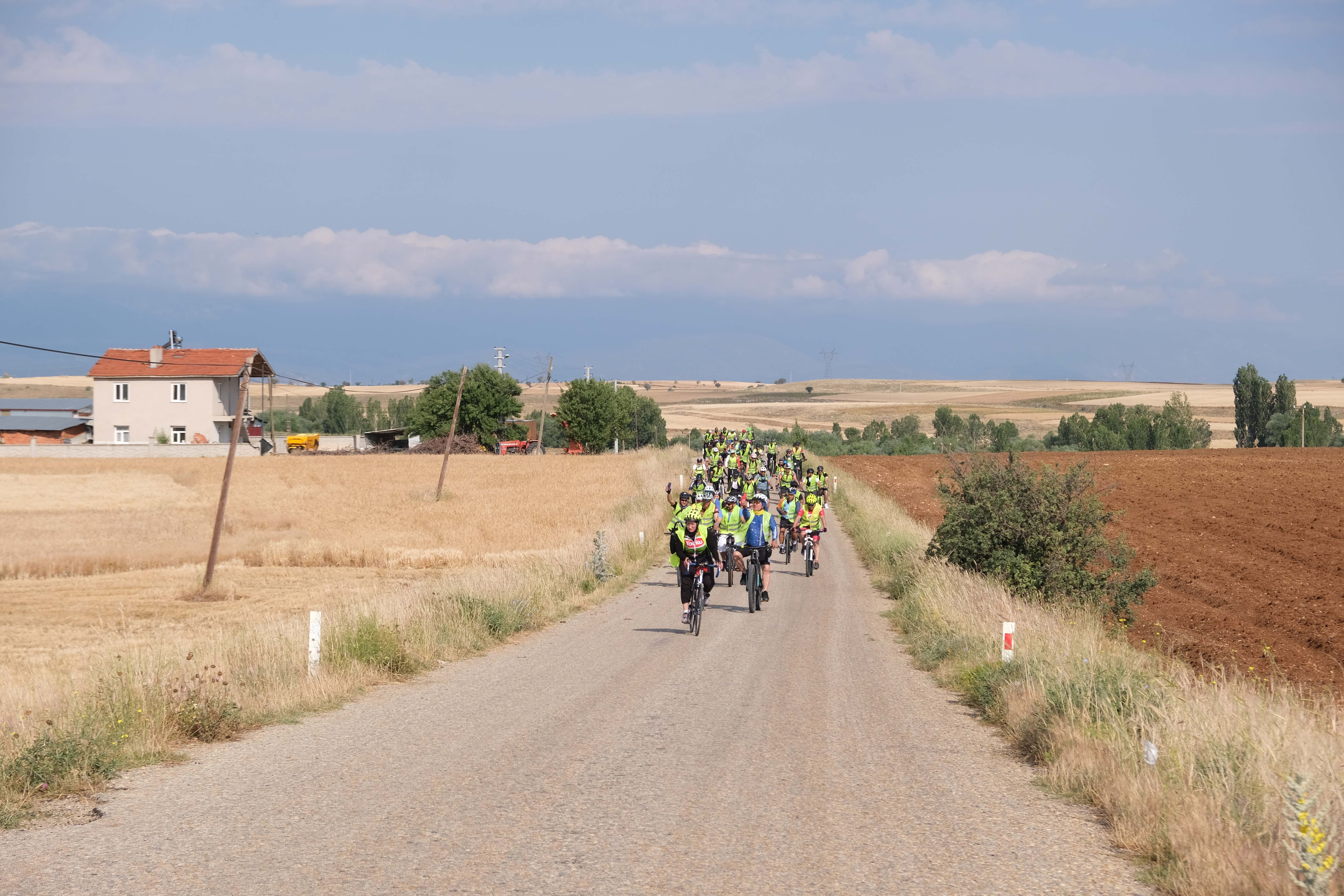 BİSİKLETSEVERLER KONYA BÜYÜKŞEHİR’İN YENİ OLUŞTURDUĞU TARİHİ ROTADA PEDAL ÇEVİRDİ