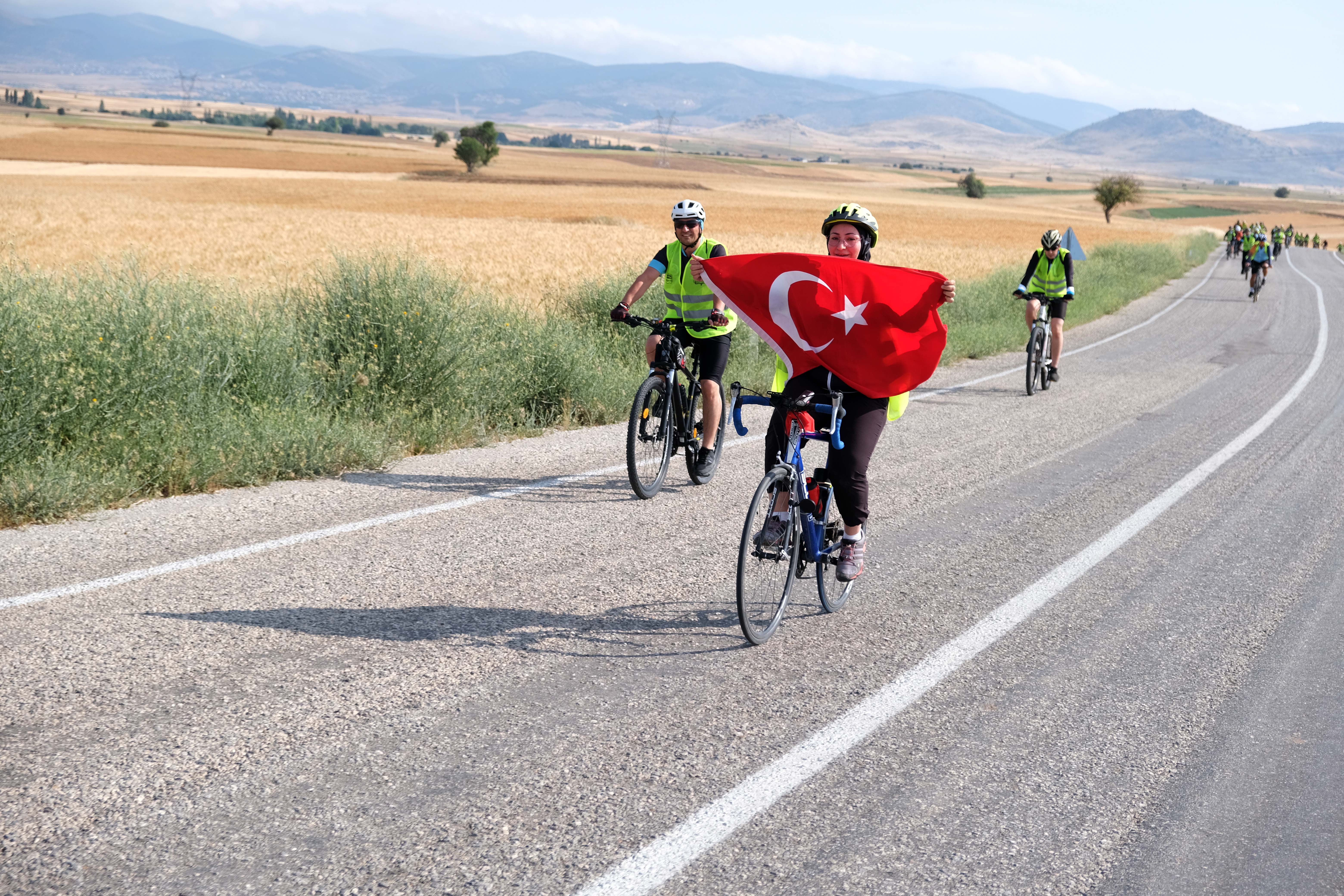 BİSİKLETSEVERLER KONYA BÜYÜKŞEHİR’İN YENİ OLUŞTURDUĞU TARİHİ ROTADA PEDAL ÇEVİRDİ