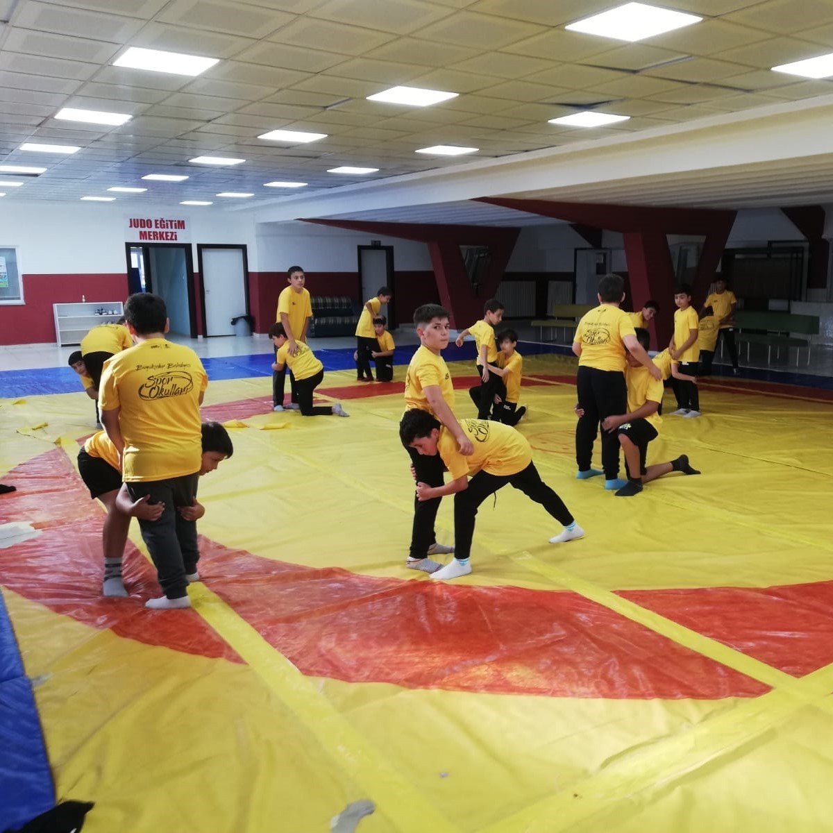BAŞKAN ALTAY 28 İLÇEDE ÇOCUKLARI VE GENÇLERİ YAZ SPOR OKULLARI’NA KAYIT OLMAYA DAVET ETTİ