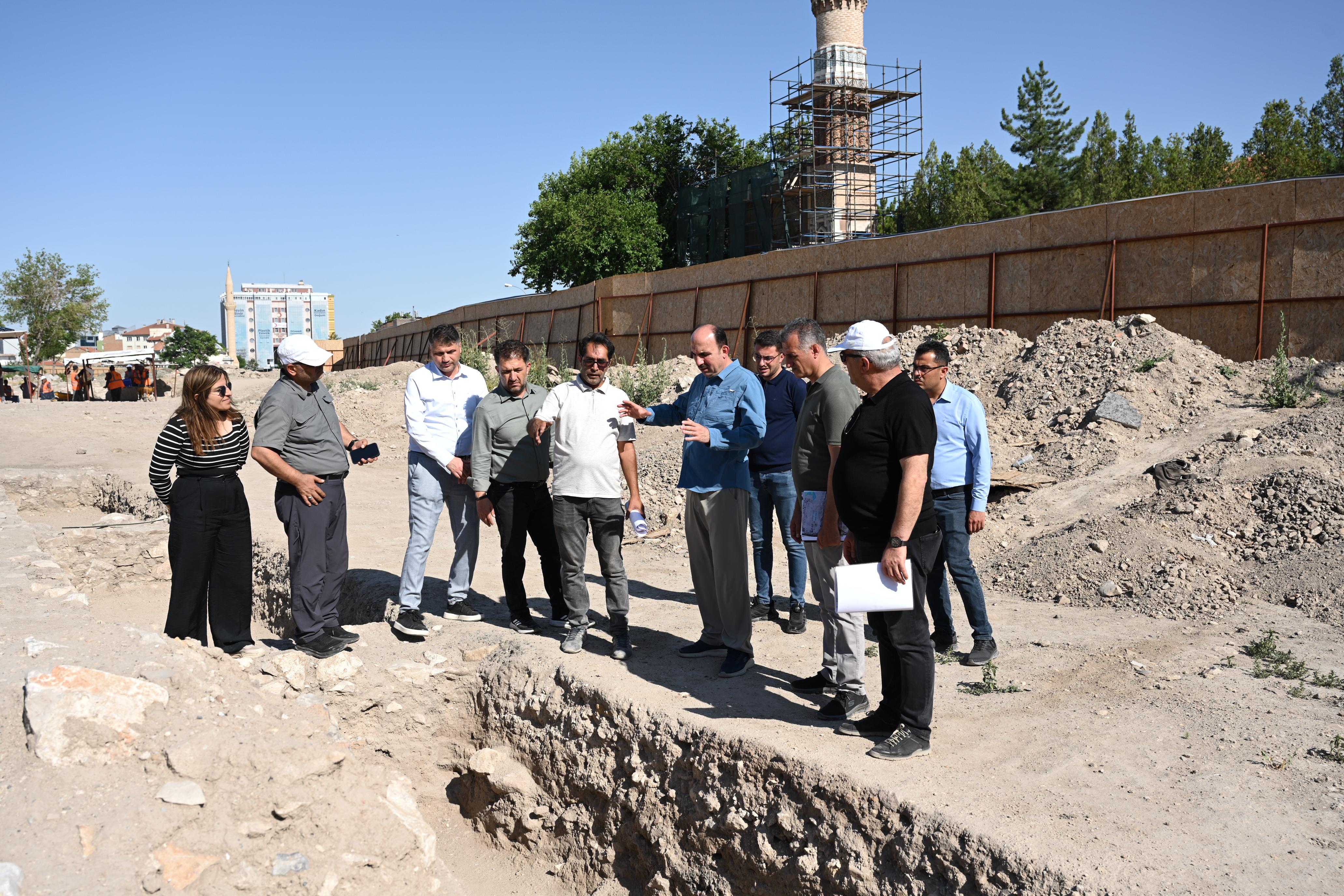 BAŞKAN ALTAY: “KONYA’NIN BİR BAŞKENT OLARAK SURLARINI AÇIĞA ÇIKARMAK VE TURİZM POTANSİYELİNİ ARTIRMAK İÇİN ÇALIŞIYORUZ”
