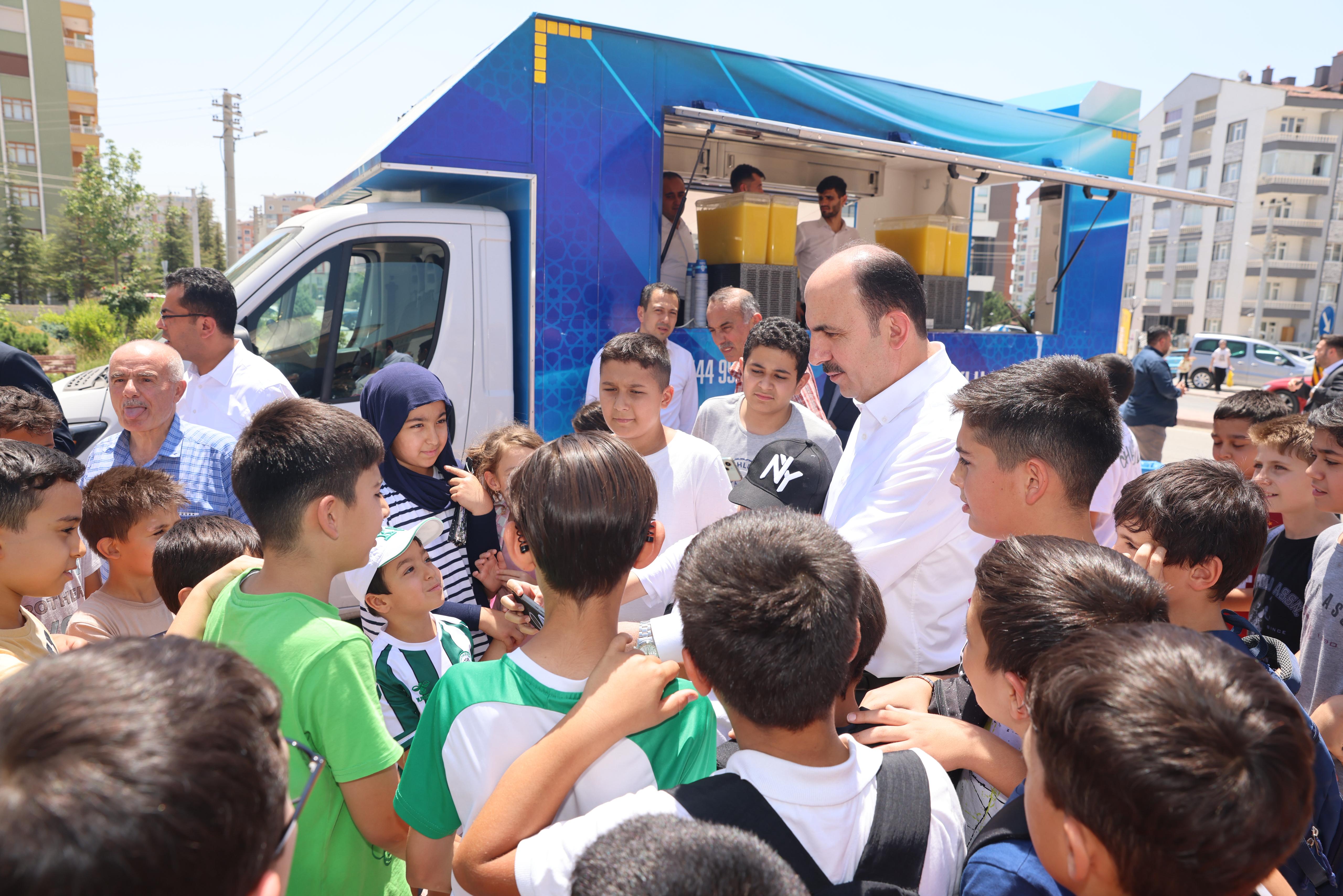 BAŞKAN ALTAY VE BAŞKAN PEKYATIRMACI BİLGEHANE’DE YAZ ETKİNLİKLERİNE KATILAN ÖĞRENCİLERLE BULUŞTU
