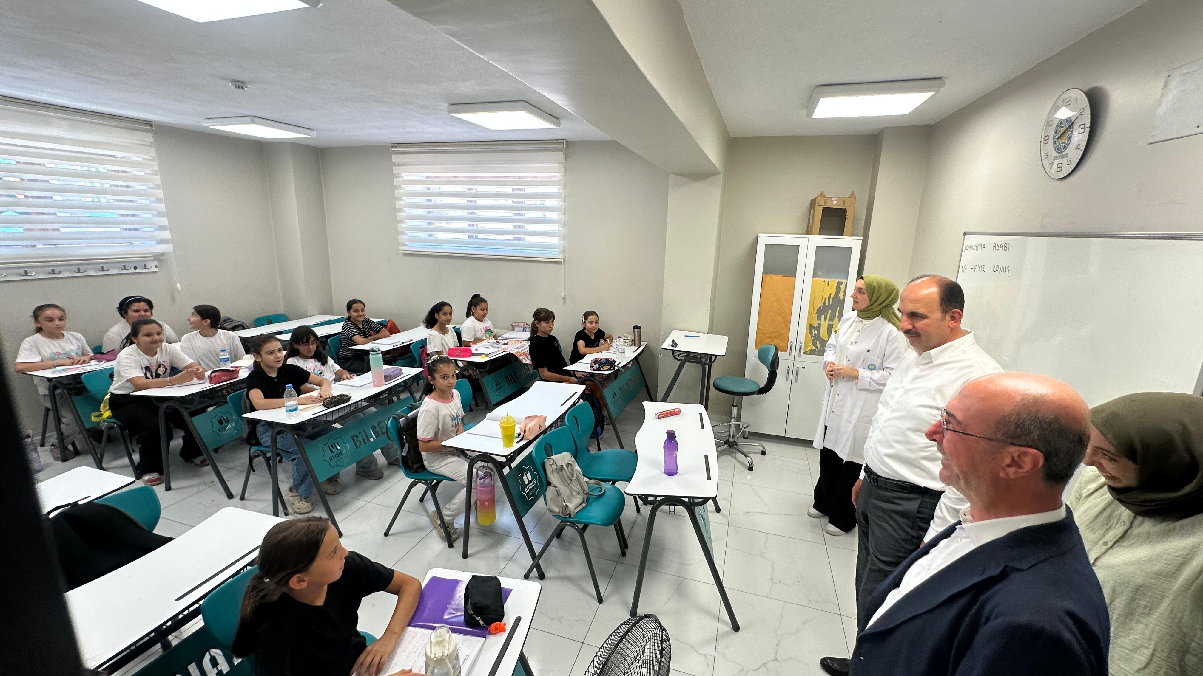 BAŞKAN ALTAY VE BAŞKAN PEKYATIRMACI BİLGEHANE’DE YAZ ETKİNLİKLERİNE KATILAN ÖĞRENCİLERLE BULUŞTU