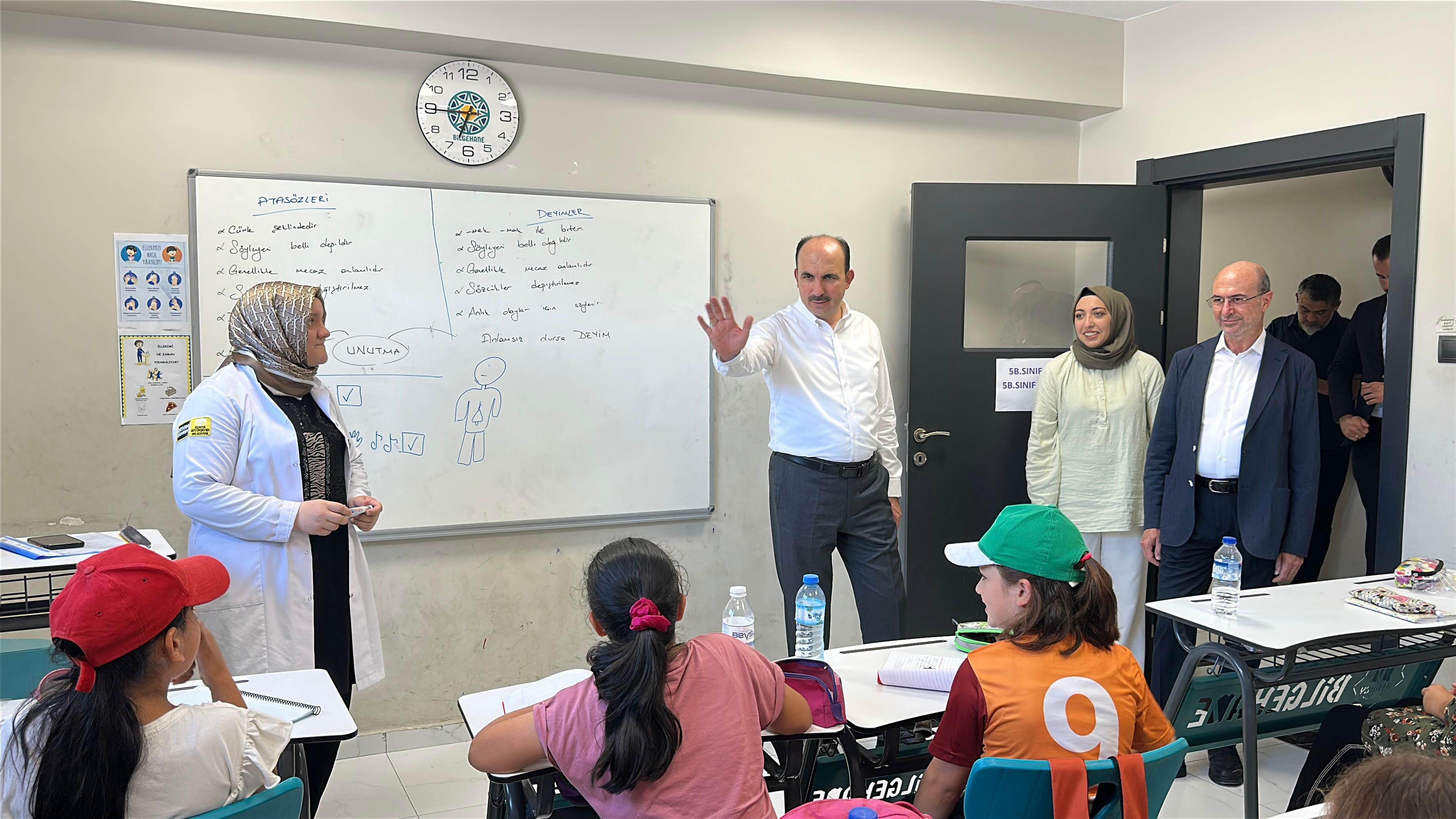 BAŞKAN ALTAY VE BAŞKAN PEKYATIRMACI BİLGEHANE’DE YAZ ETKİNLİKLERİNE KATILAN ÖĞRENCİLERLE BULUŞTU