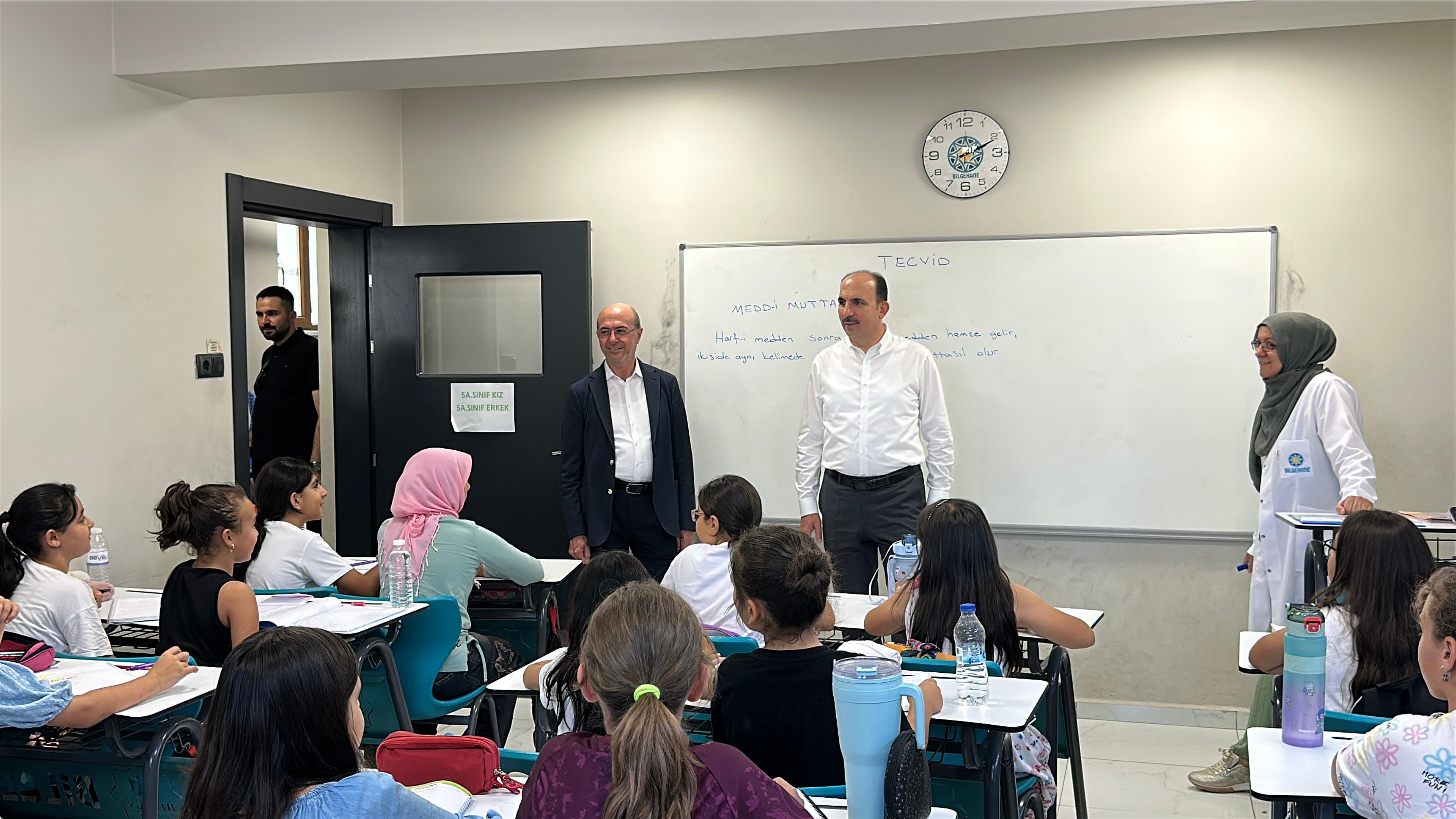 BAŞKAN ALTAY VE BAŞKAN PEKYATIRMACI BİLGEHANE’DE YAZ ETKİNLİKLERİNE KATILAN ÖĞRENCİLERLE BULUŞTU