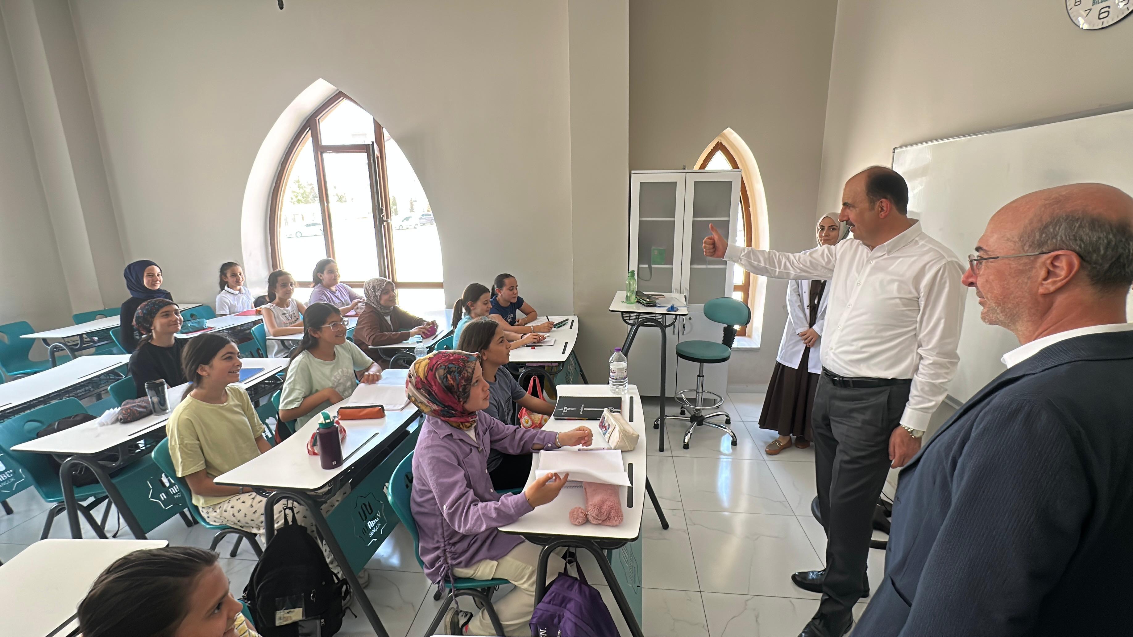 BAŞKAN ALTAY VE BAŞKAN PEKYATIRMACI BİLGEHANE’DE YAZ ETKİNLİKLERİNE KATILAN ÖĞRENCİLERLE BULUŞTU