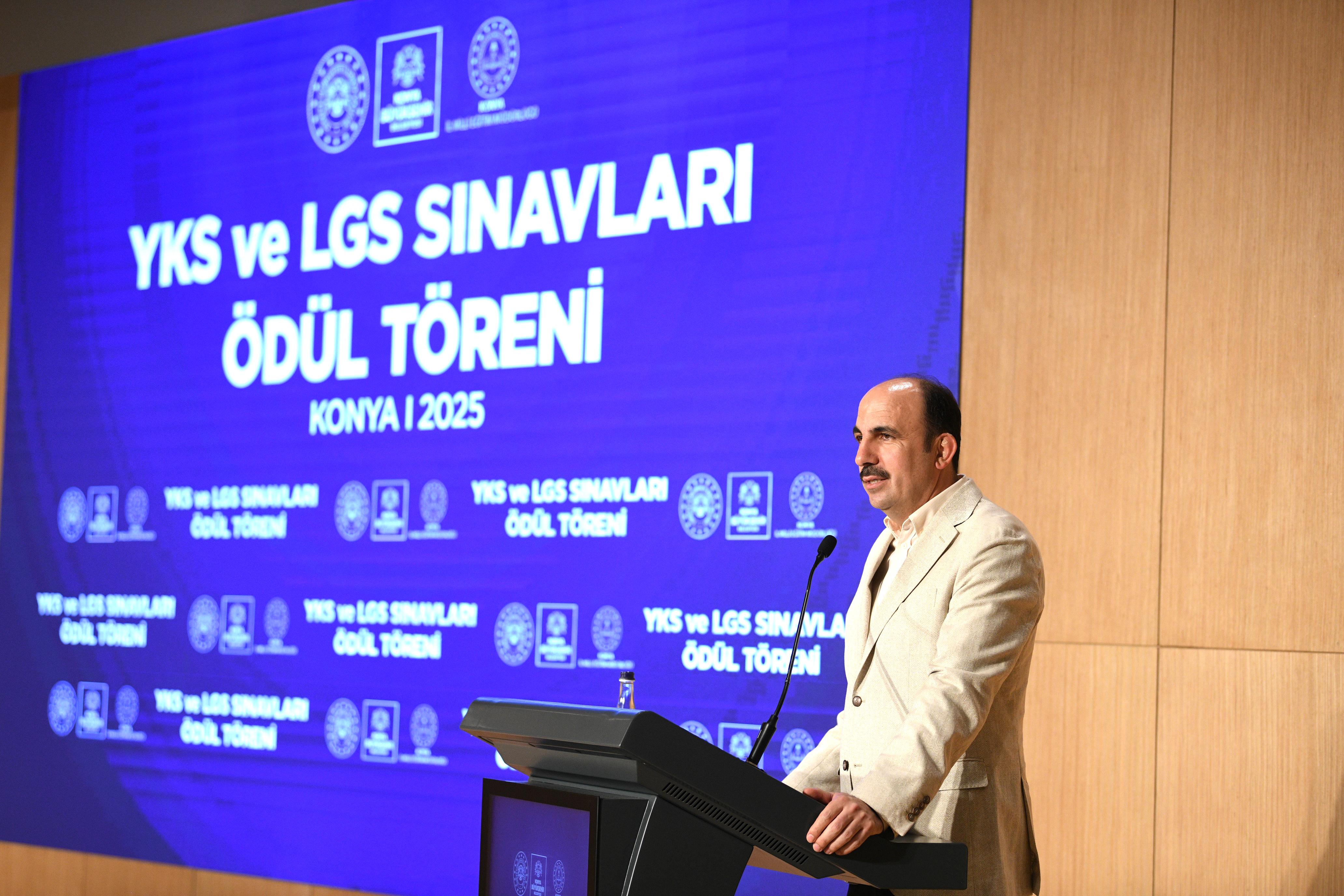 VALİ AKIN VE BAŞKAN ALTAY, YKS VE LGS’DE DERECEYE GİREN KONYALI ÖĞRENCİLERLE BULUŞTU