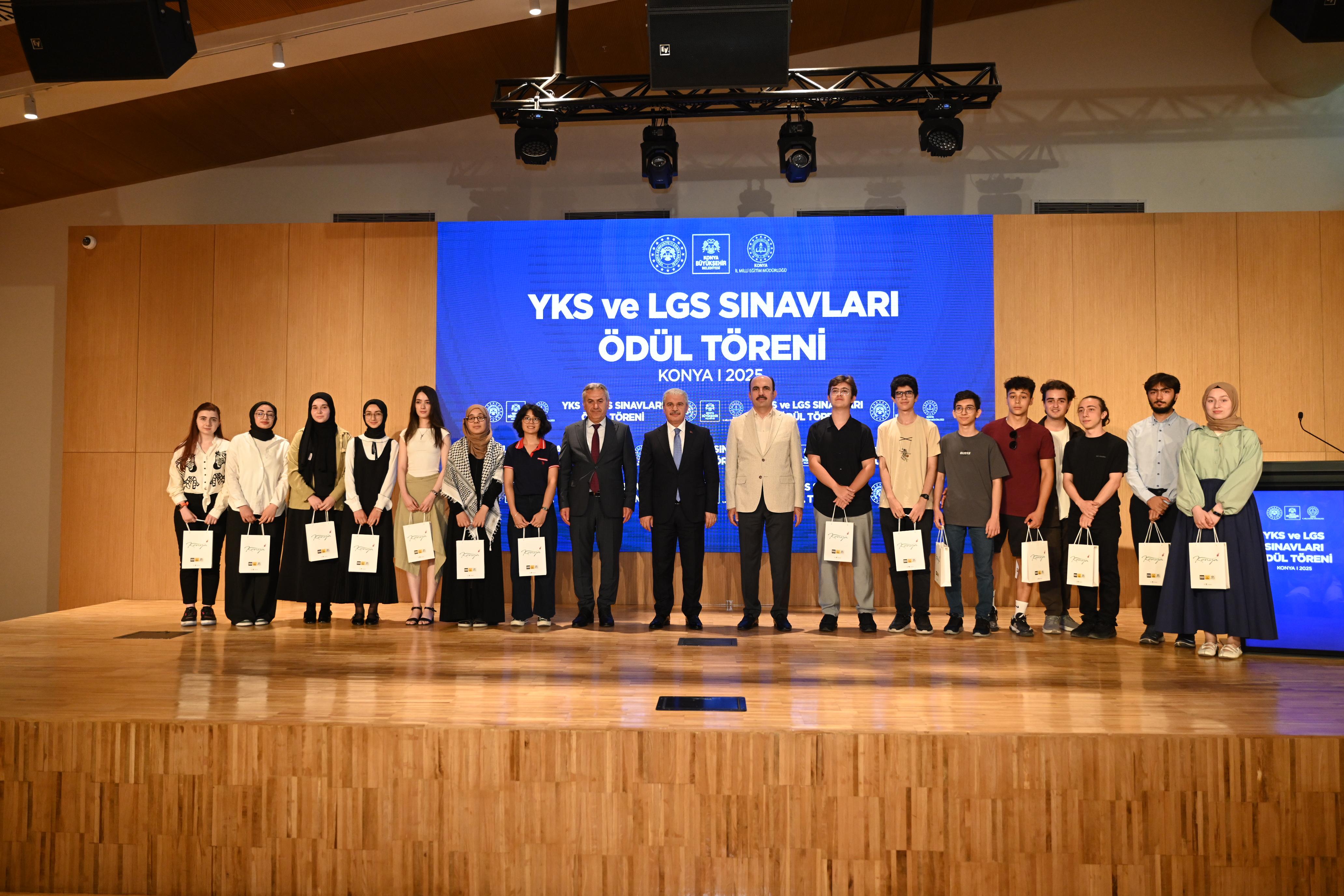 VALİ AKIN VE BAŞKAN ALTAY, YKS VE LGS’DE DERECEYE GİREN KONYALI ÖĞRENCİLERLE BULUŞTU