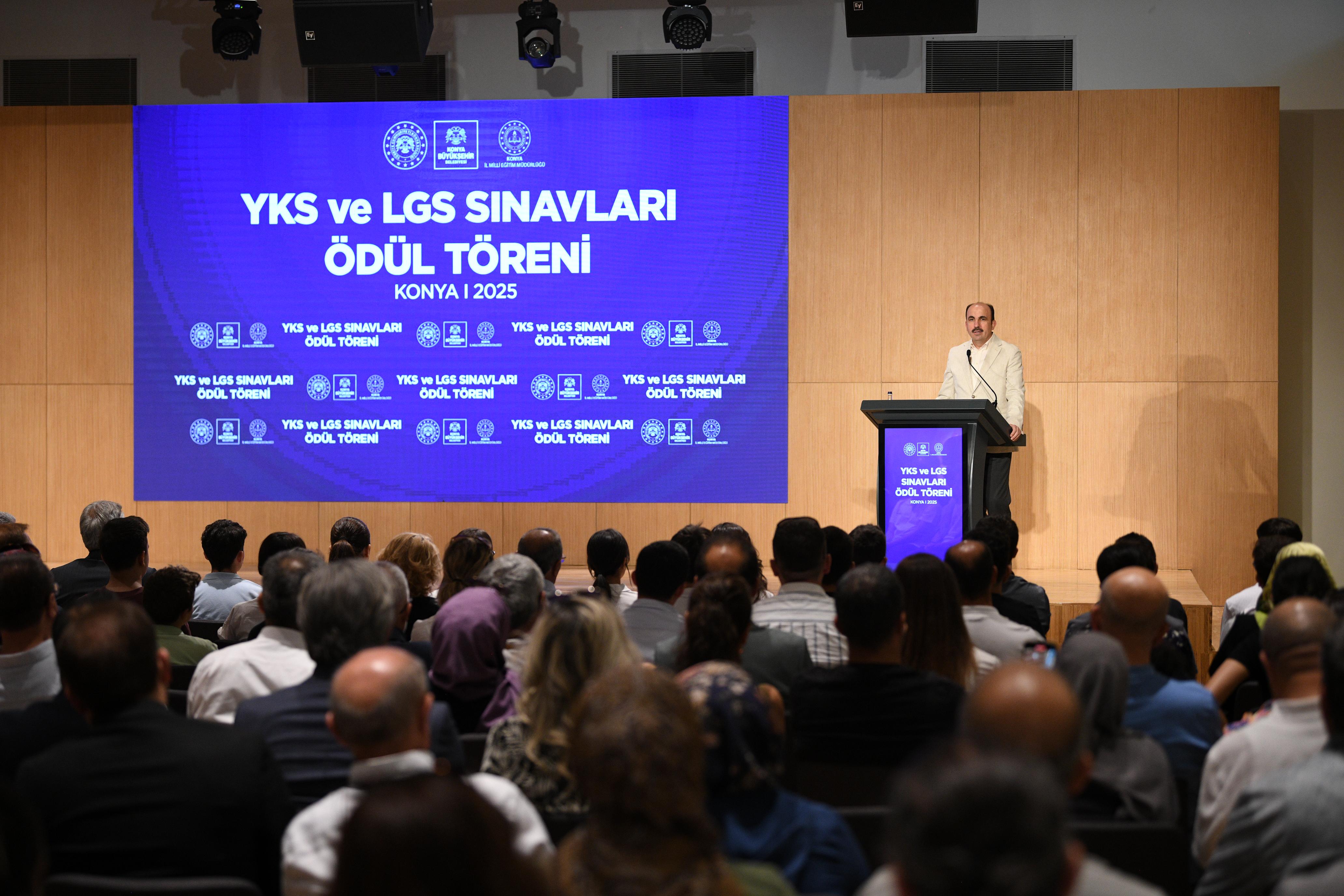 VALİ AKIN VE BAŞKAN ALTAY, YKS VE LGS’DE DERECEYE GİREN KONYALI ÖĞRENCİLERLE BULUŞTU