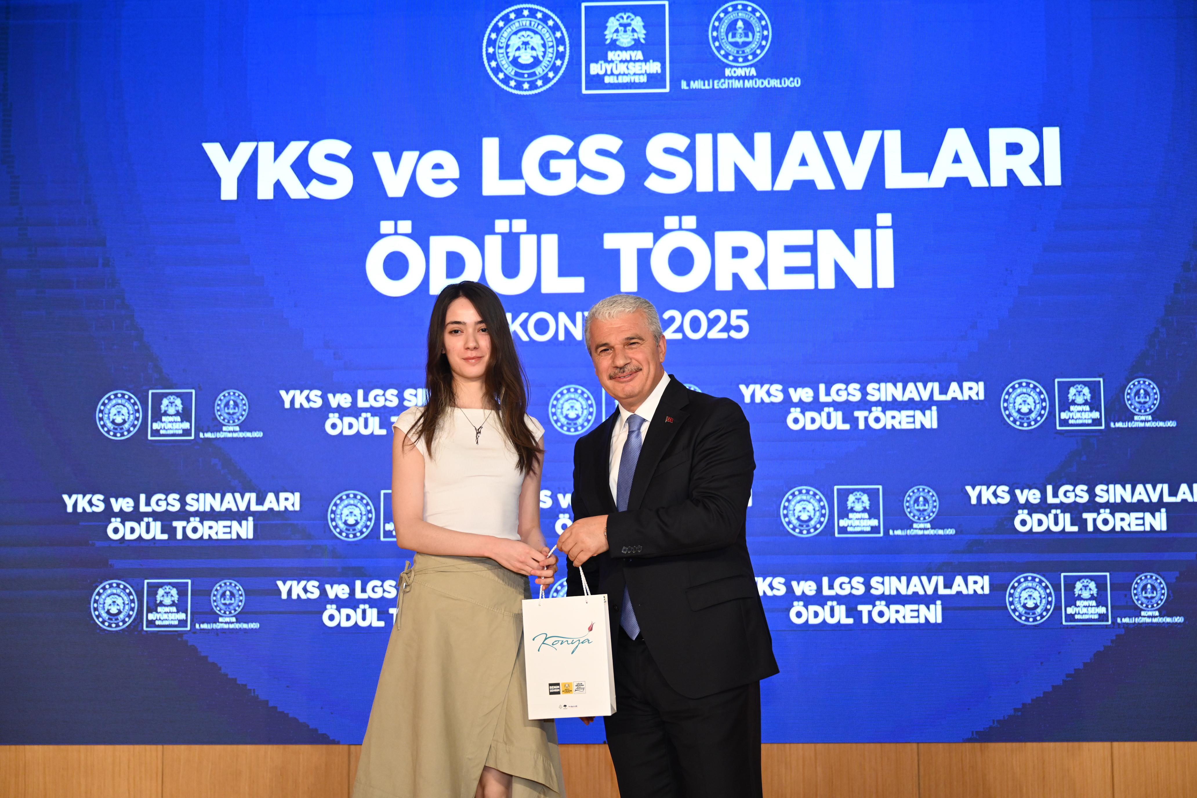 VALİ AKIN VE BAŞKAN ALTAY, YKS VE LGS’DE DERECEYE GİREN KONYALI ÖĞRENCİLERLE BULUŞTU