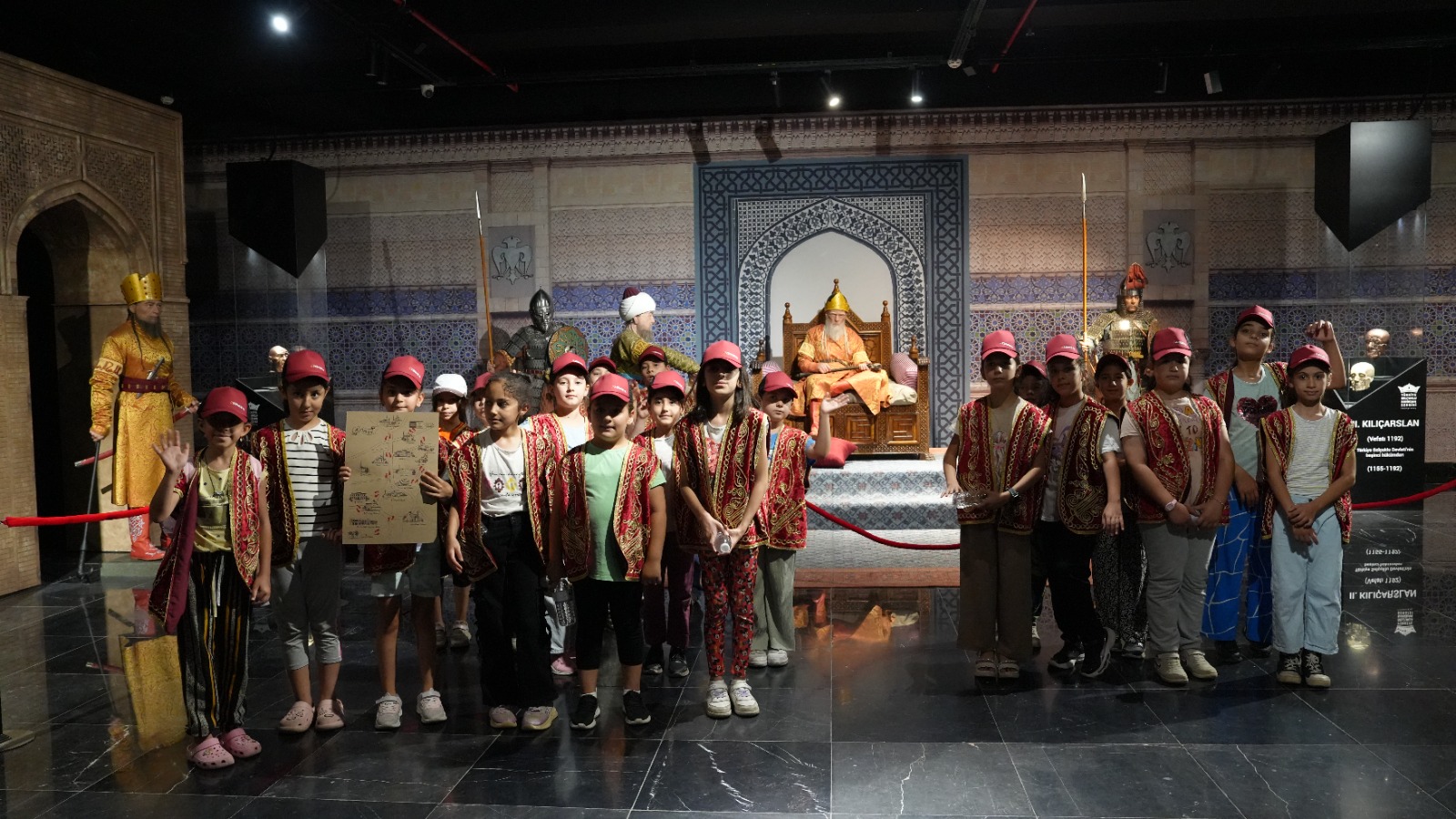 KONYA’DA 3 BİN ÖĞRENCİ 6 TARİHİ MEKÂNDA 6 TARİHİ KARAKTERİ TANIYOR