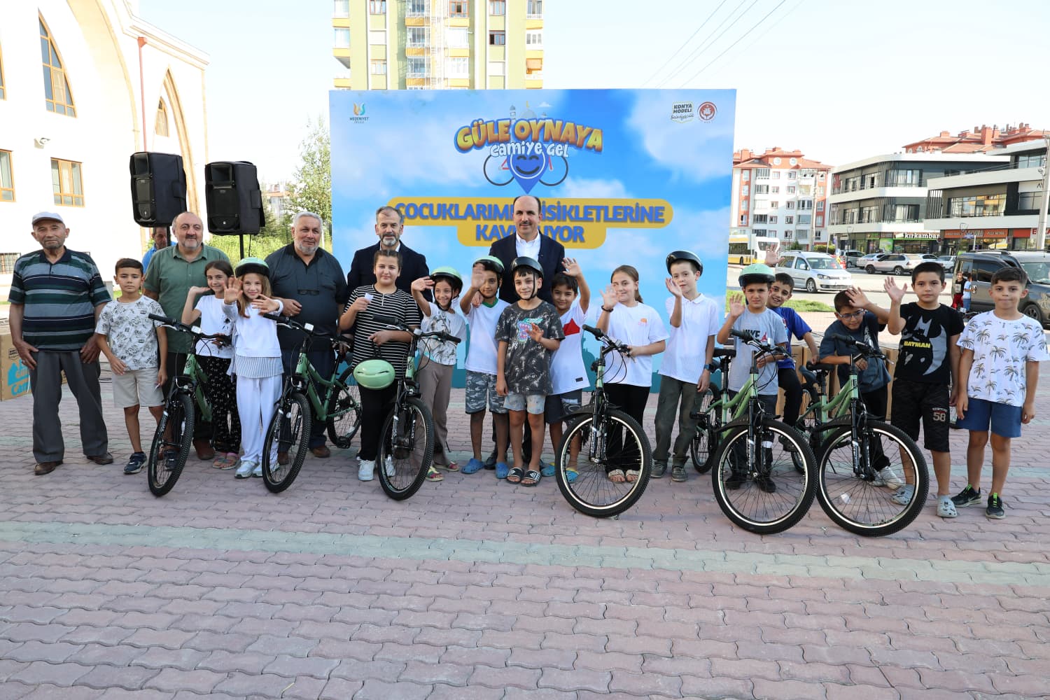 BAŞKAN ALTAY 40 GÜN SABAH NAMAZINA GİDEREK BİSİKLET KAZANAN ÇOCUKLARLA BULUŞTU
