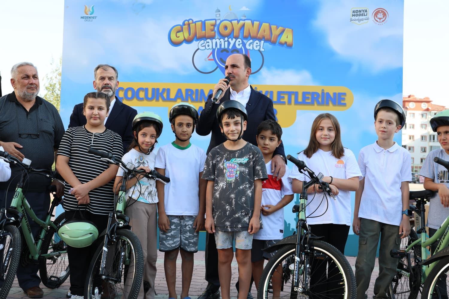 BAŞKAN ALTAY 40 GÜN SABAH NAMAZINA GİDEREK BİSİKLET KAZANAN ÇOCUKLARLA BULUŞTU