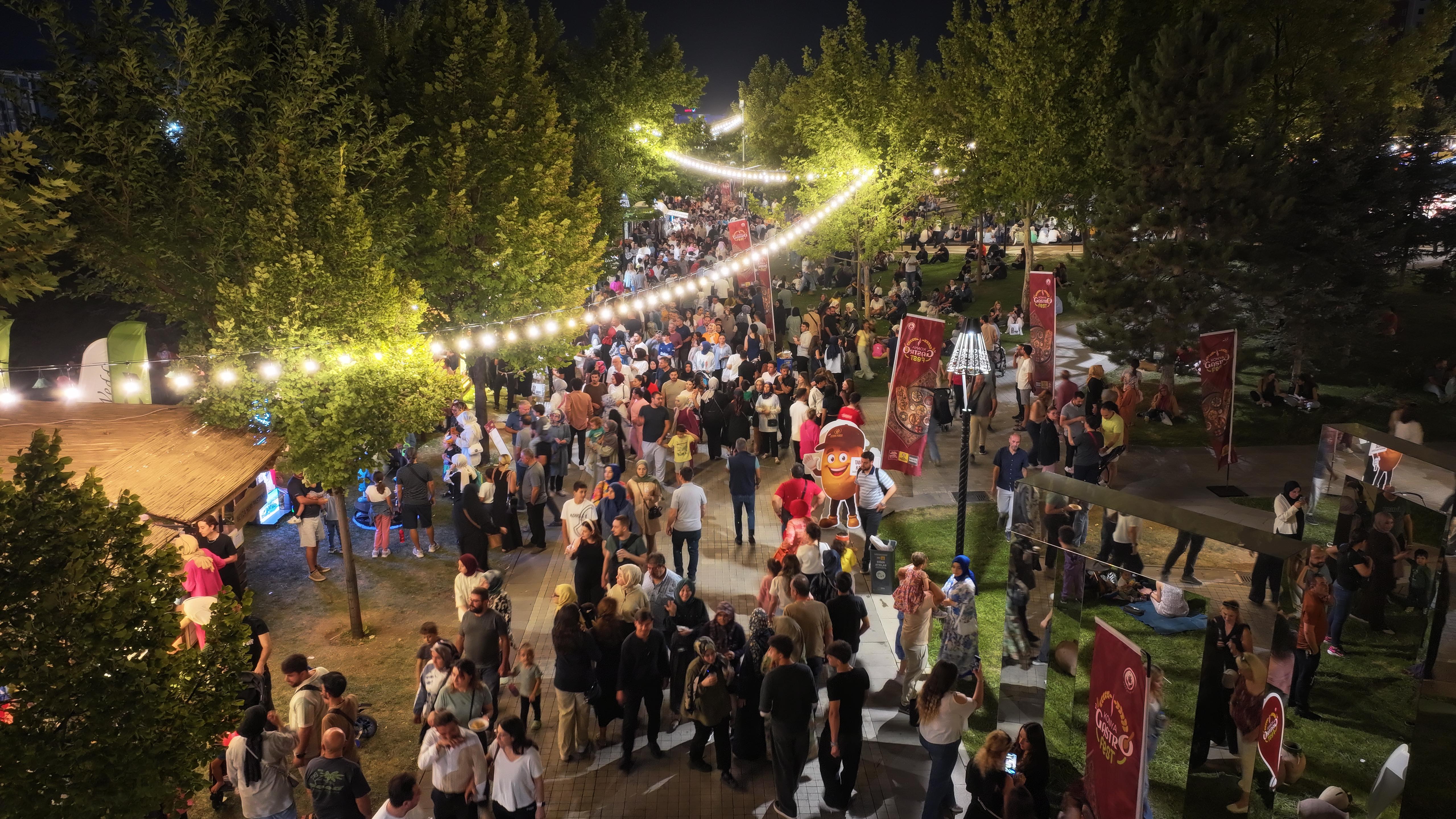 BAŞKAN ALTAY TÜM LEZZET TUTKUNLARINI PAZAR AKŞAMINA KADAR DEVAM EDECEK GASTROFEST’E DAVET ETTİ