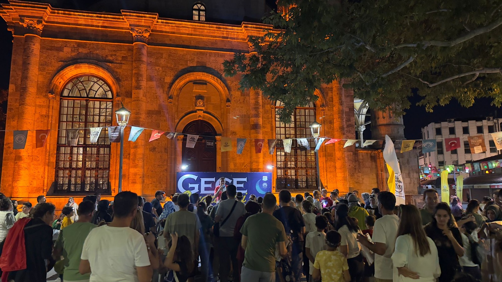BAŞKAN ALTAY 4. TARİHİ BEDESTEN ALIŞVERİŞ GÜNLERİ’NE DESTEK VEREN ESNAFA VE ZİYARETÇİLERE TEŞEKKÜR ETTİ