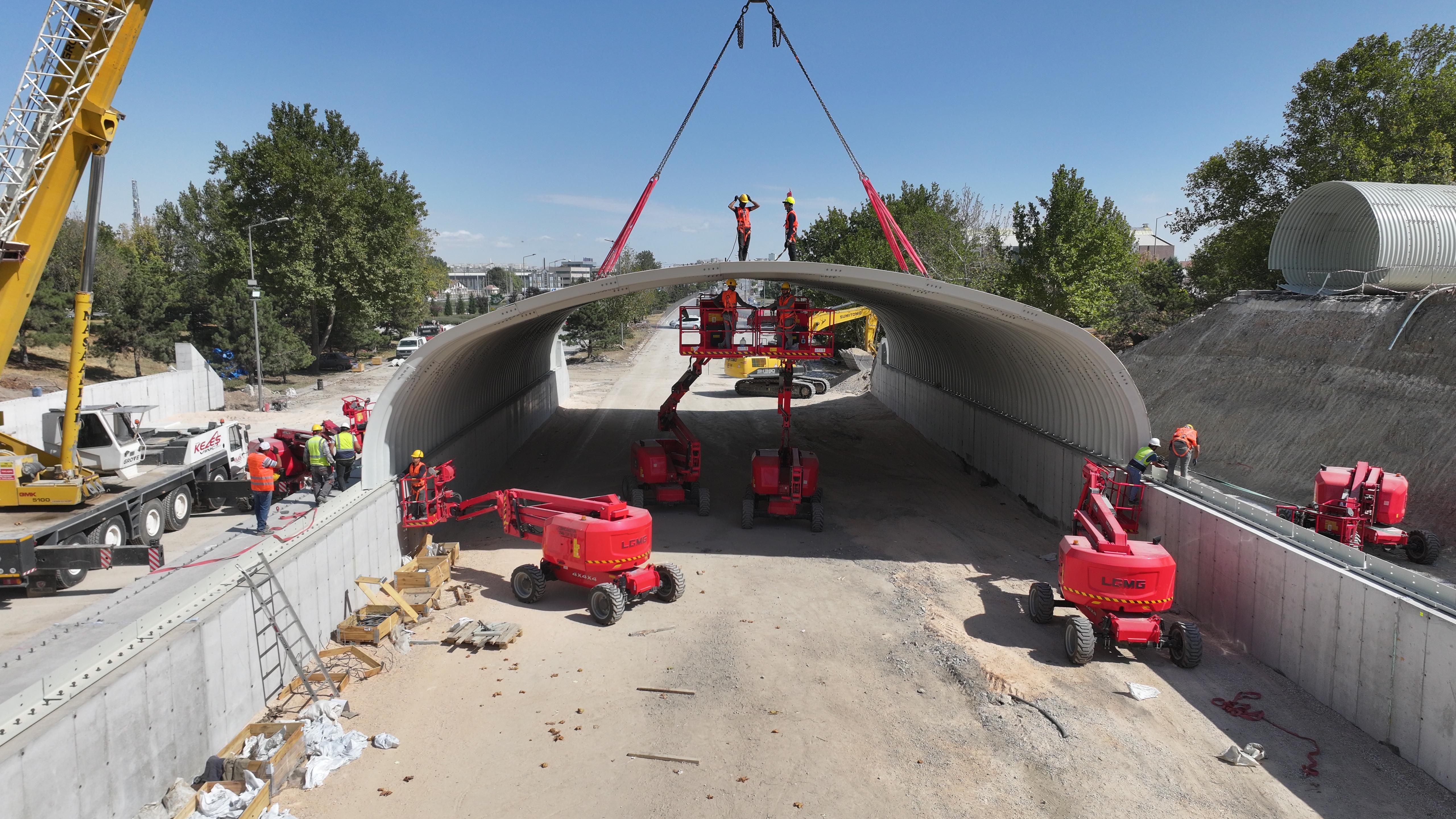 BAŞKAN ALTAY TÜRKİYE’DE İLK KEZ DENENEN TEKNİKLE İNŞAATI SÜREN KÖPRÜLÜ KAVŞAĞIN TRAFİĞİ RAHATLATACAĞINI AÇIKLADI