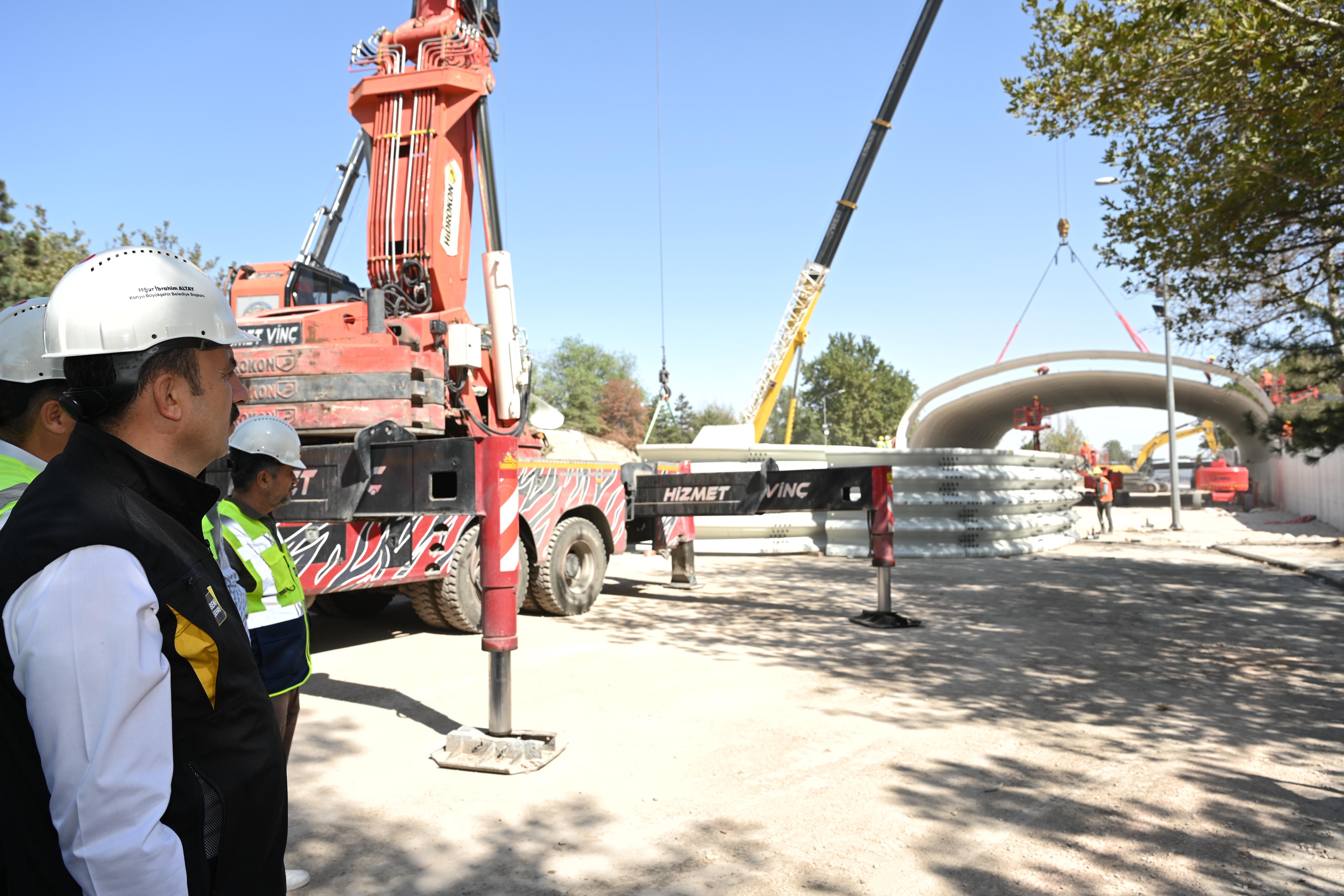 BAŞKAN ALTAY TÜRKİYE’DE İLK KEZ DENENEN TEKNİKLE İNŞAATI SÜREN KÖPRÜLÜ KAVŞAĞIN TRAFİĞİ RAHATLATACAĞINI AÇIKLADI