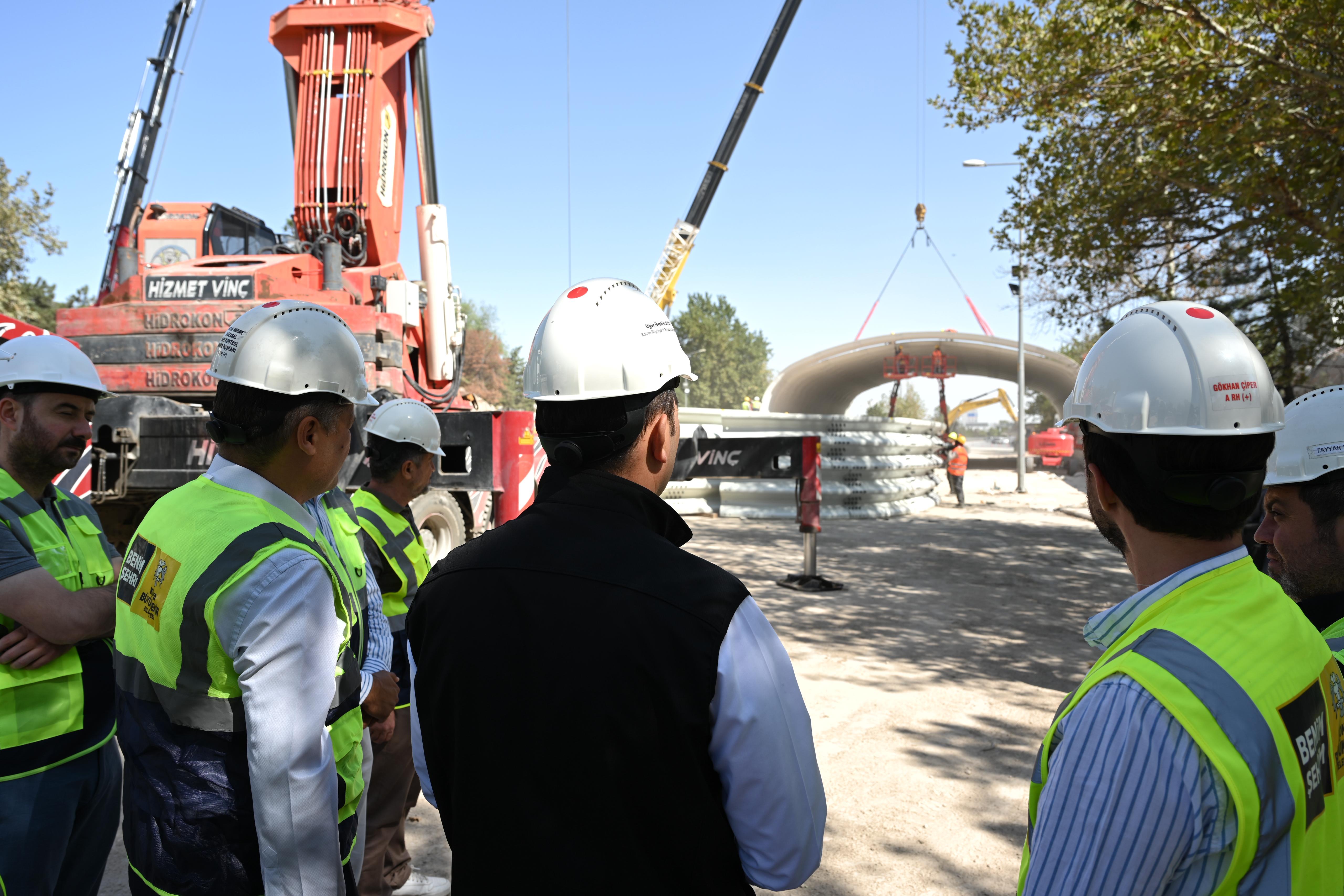 BAŞKAN ALTAY TÜRKİYE’DE İLK KEZ DENENEN TEKNİKLE İNŞAATI SÜREN KÖPRÜLÜ KAVŞAĞIN TRAFİĞİ RAHATLATACAĞINI AÇIKLADI