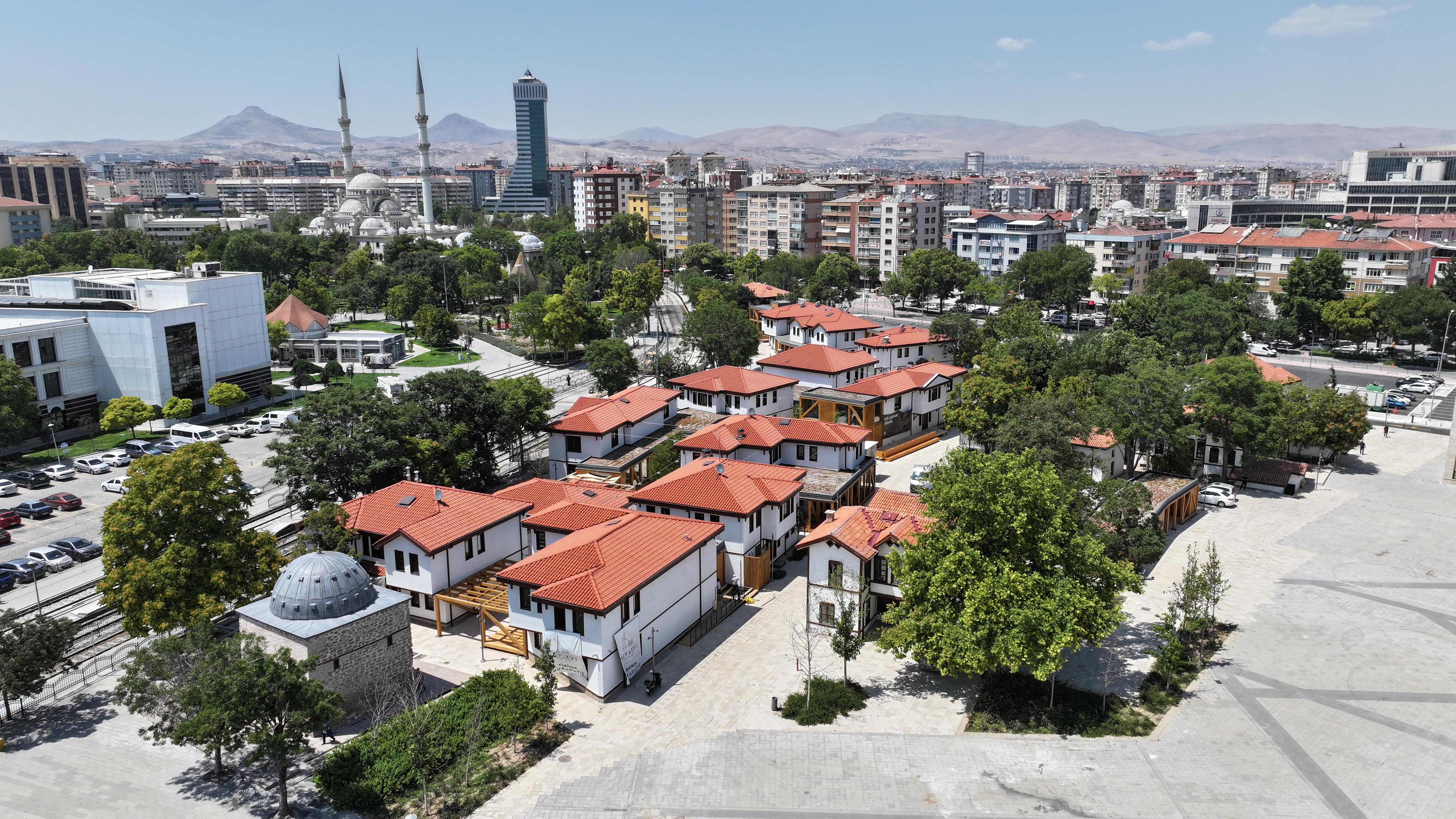 BAŞKAN ALTAY MEYDAN EVLERİ’NDE SERGİLERİ VE ESNAFI ZİYARET ETTİ