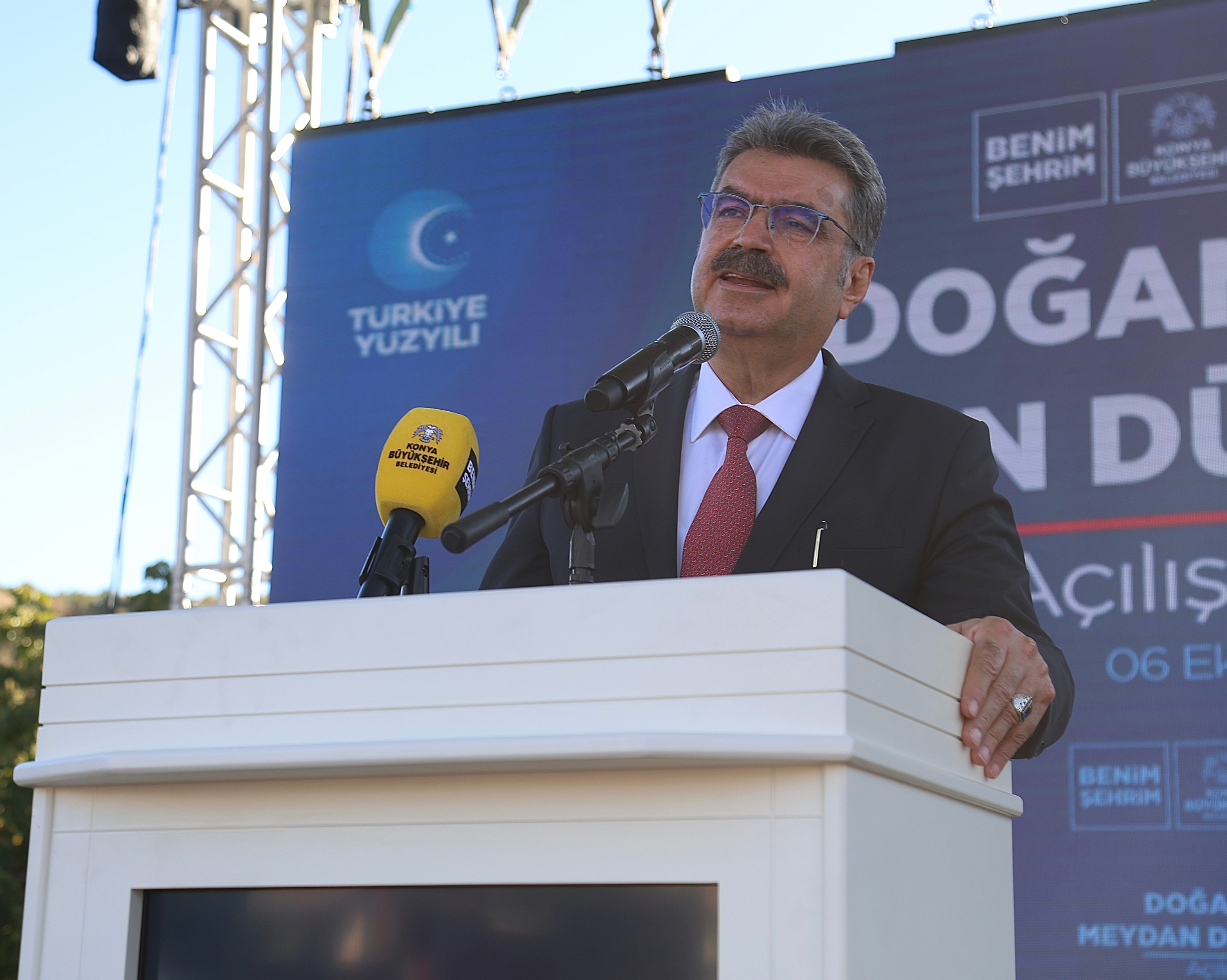 DOĞANHİSAR’A KAZANDIRILAN MEYDAN DÜZENLEMESİ HİZMETE AÇILDI