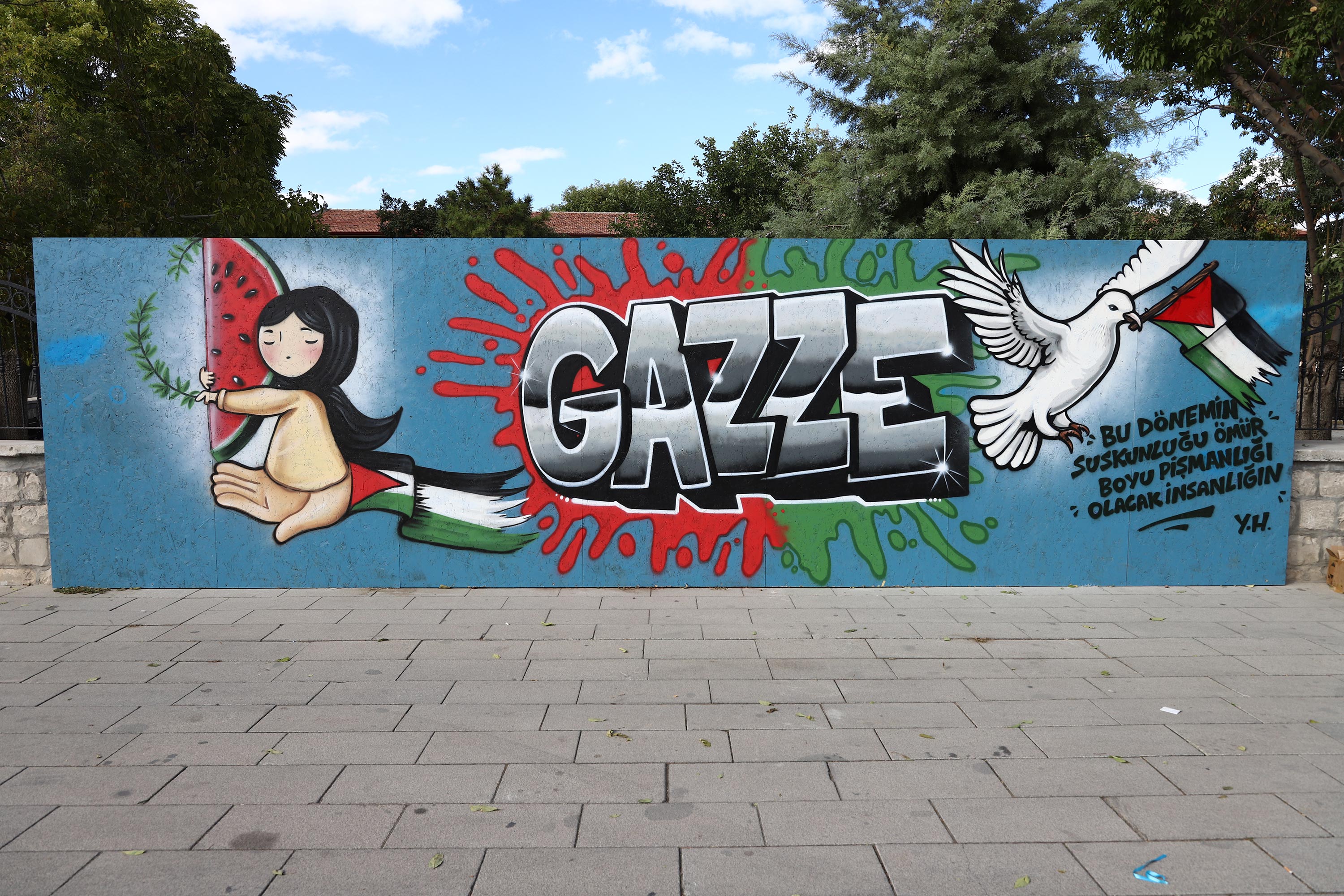 KONYA’DA GÖNÜLLÜ GRAFİTİ SANATÇILARI “GAZZE” İÇİN ÇİZDİ