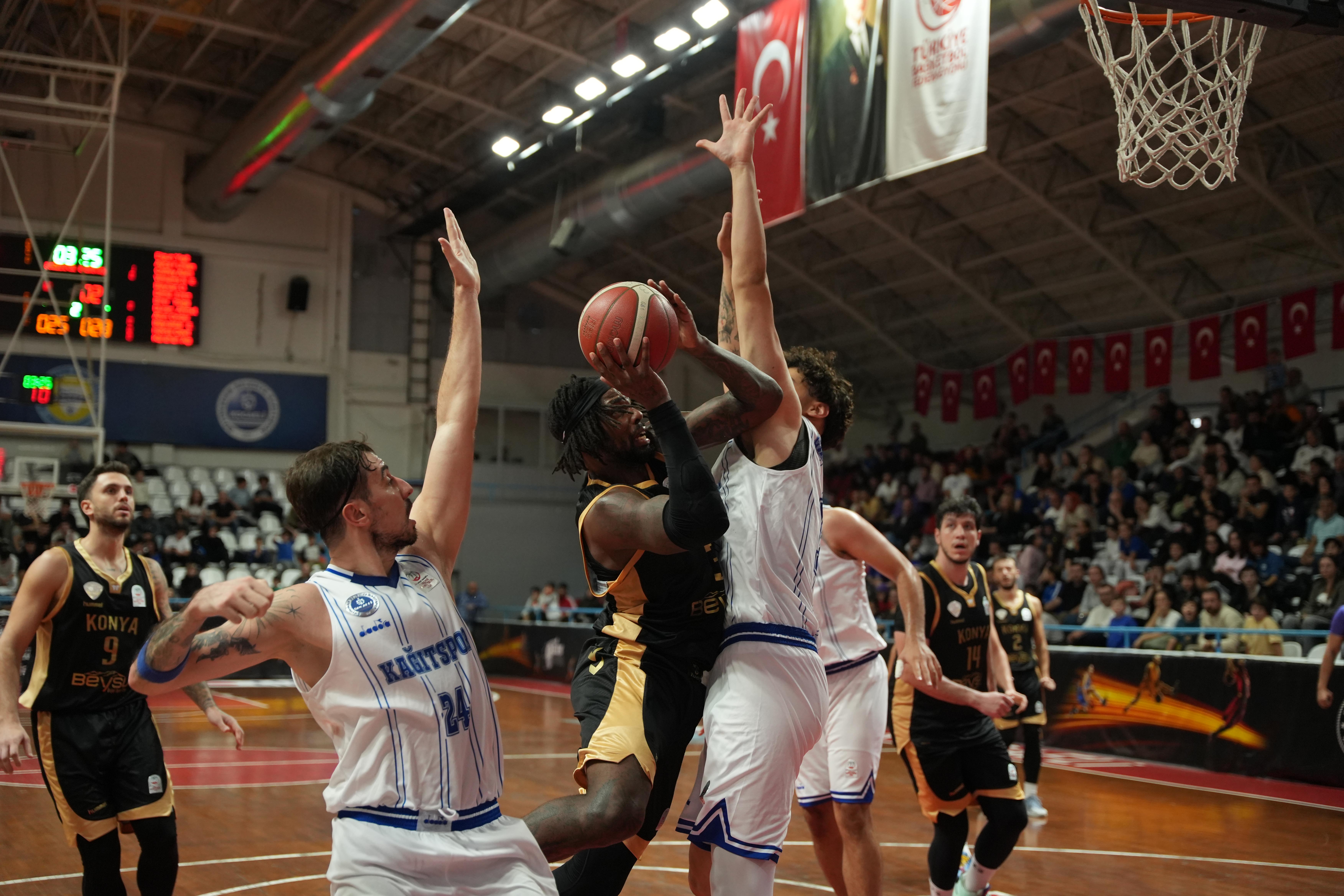 KONYA BÜYÜKŞEHİR ZİRVE TAKİBİNİ SÜRDÜRDÜ