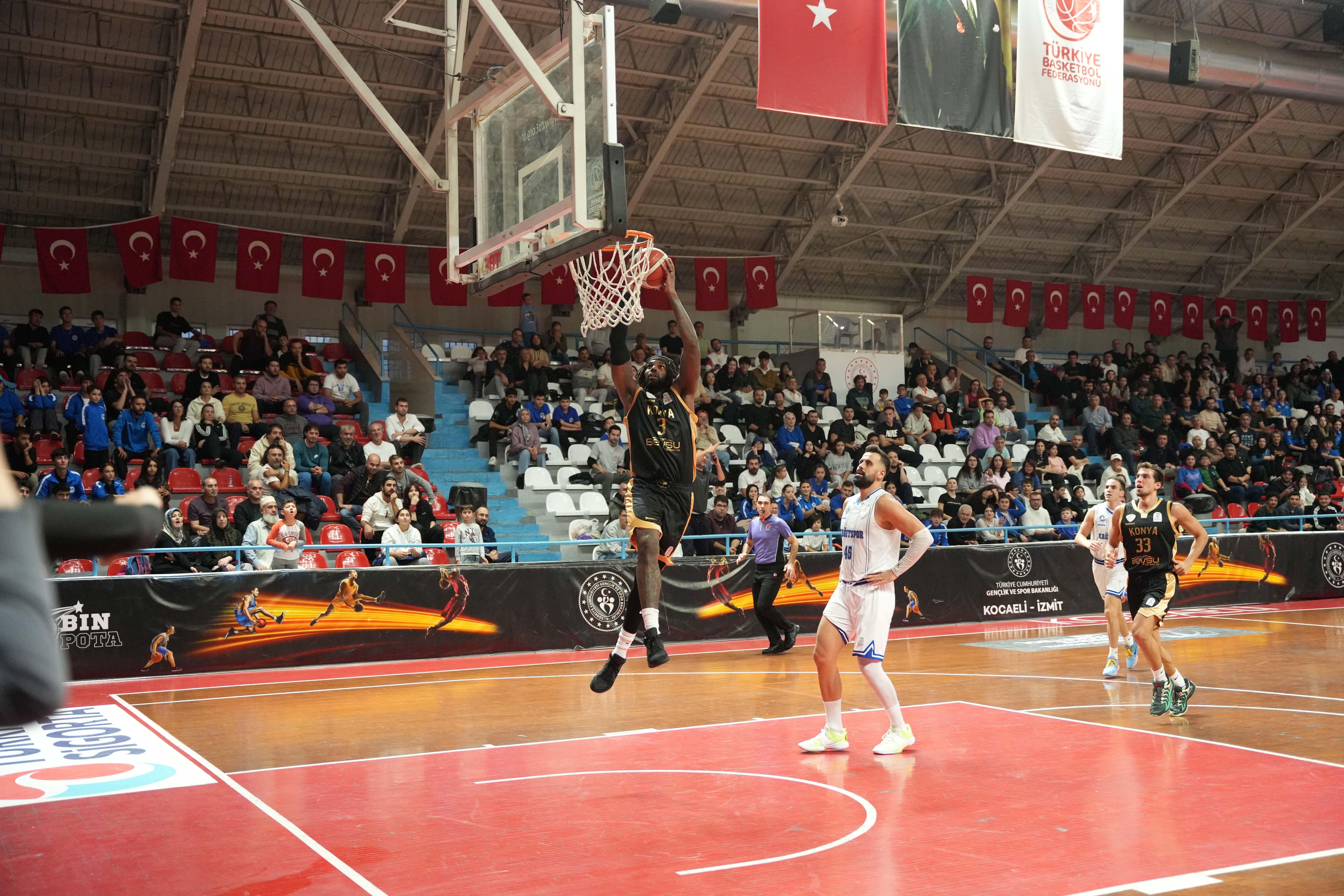 KONYA BÜYÜKŞEHİR ZİRVE TAKİBİNİ SÜRDÜRDÜ