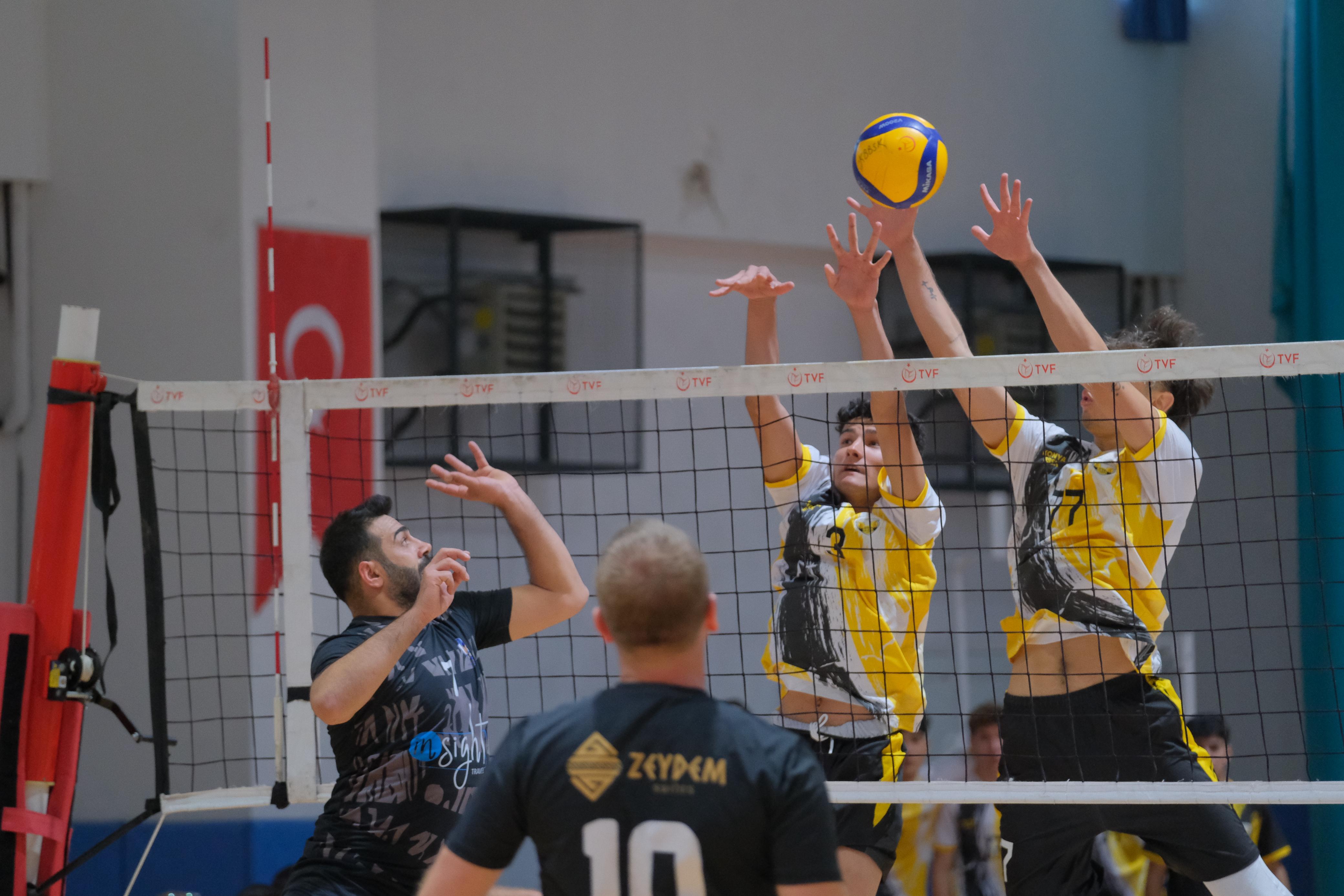 BÜYÜKŞEHİR BELEDİYESPOR VOLEYBOL’DA SEZONA GALİBİYETLE BAŞLADI