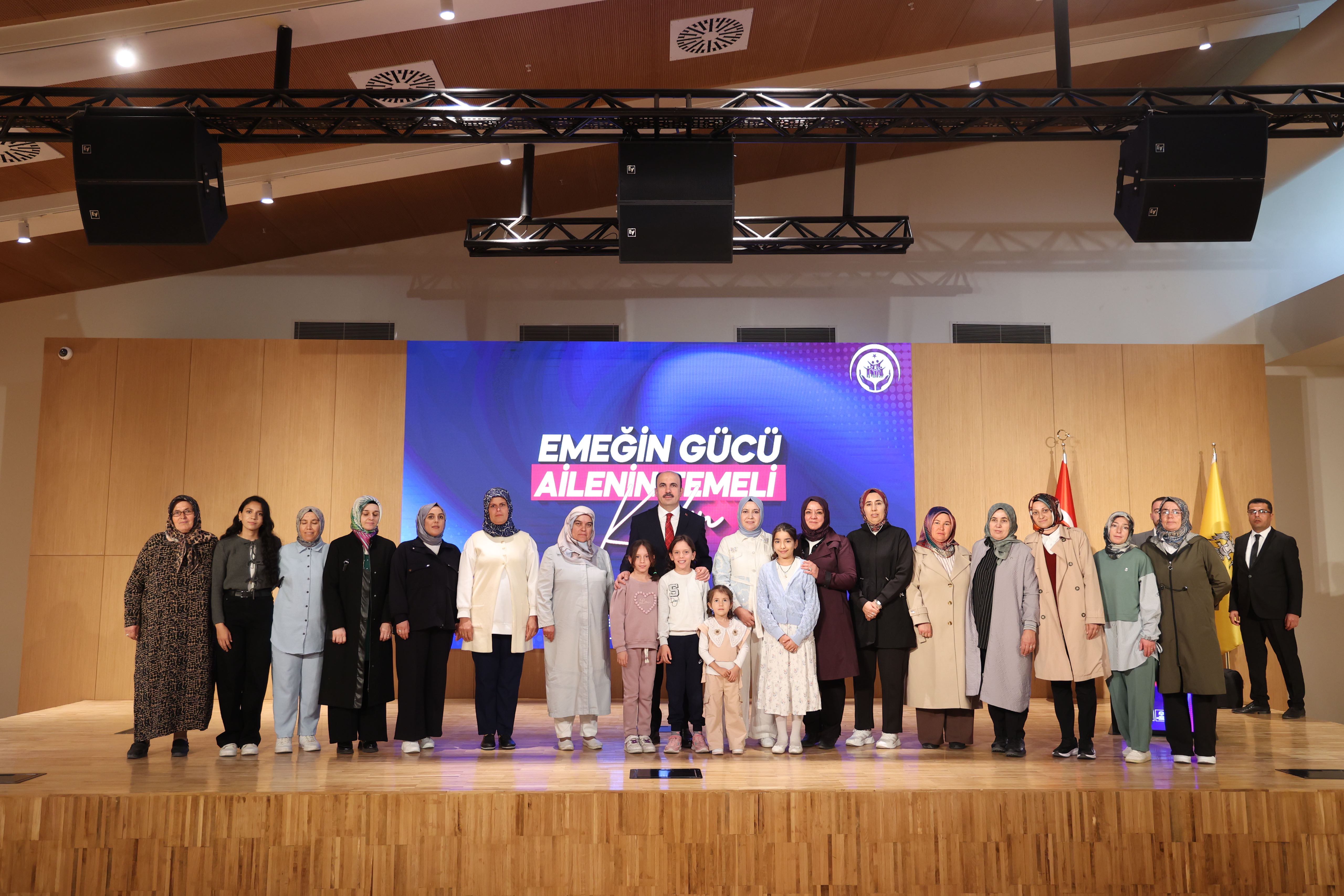 BAŞKAN ALTAY “AİLE YILI” KAPSAMINDA İLÇELERDEN GELEN KADINLARLA BULUŞTU