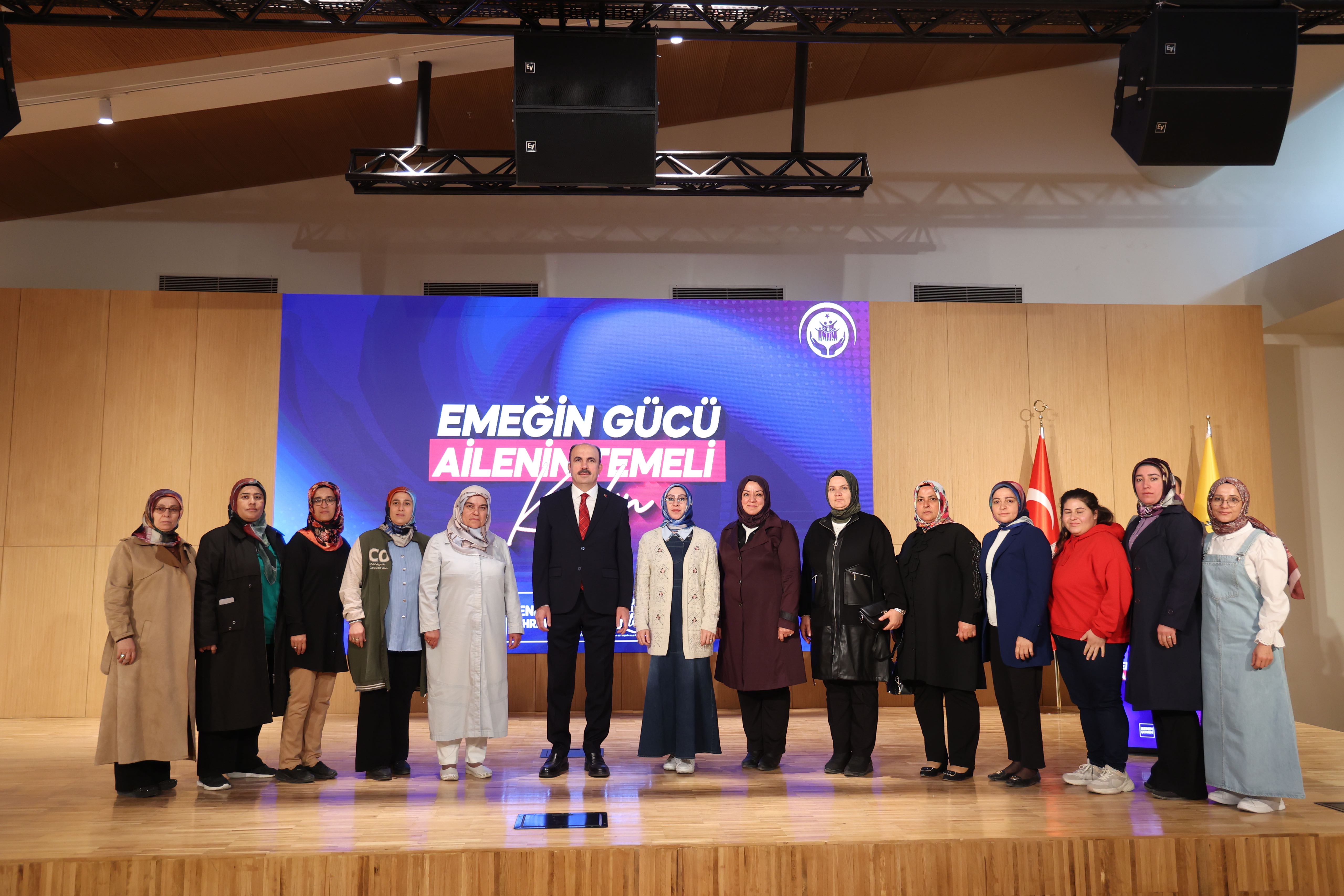 BAŞKAN ALTAY “AİLE YILI” KAPSAMINDA İLÇELERDEN GELEN KADINLARLA BULUŞTU