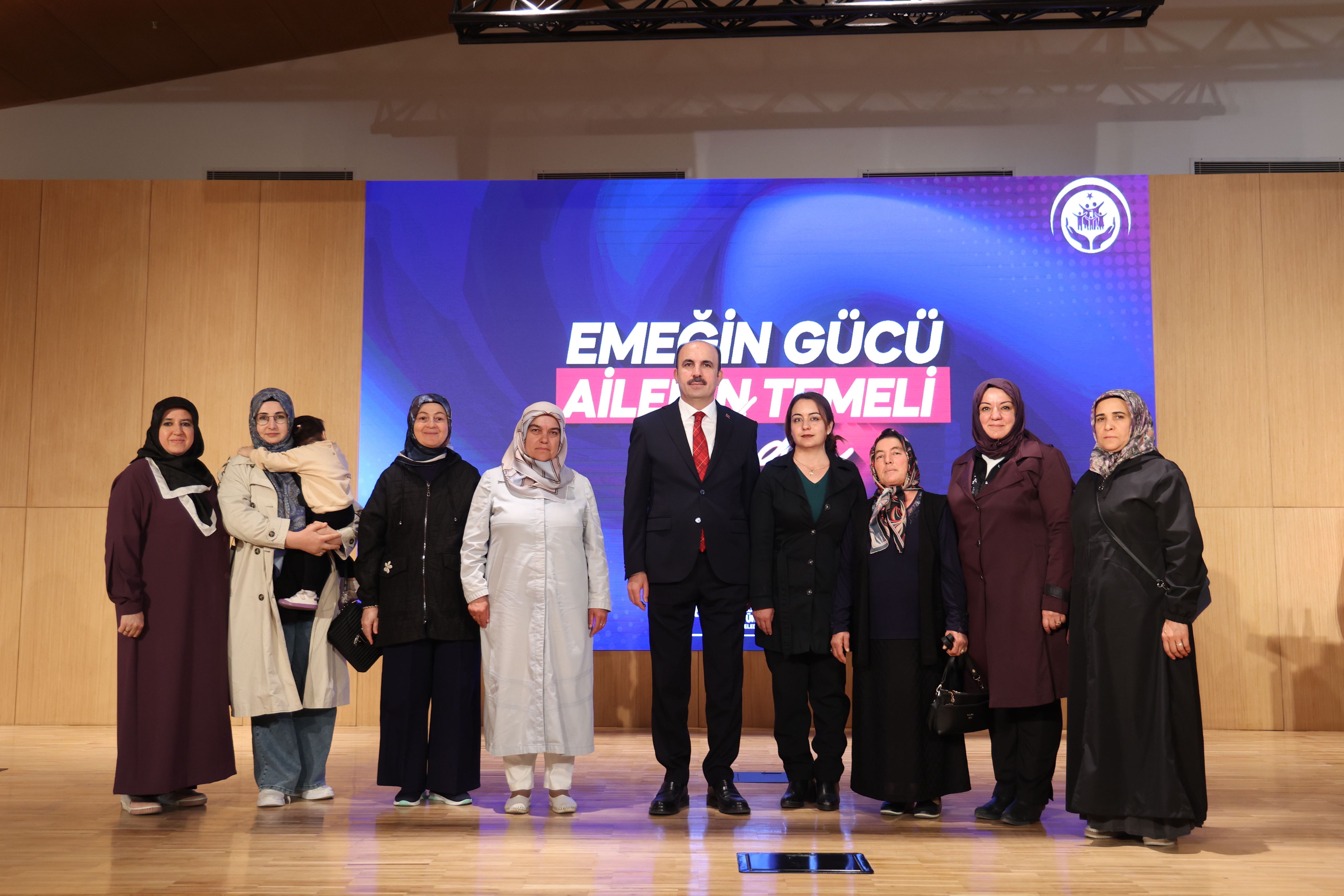 BAŞKAN ALTAY “AİLE YILI” KAPSAMINDA İLÇELERDEN GELEN KADINLARLA BULUŞTU