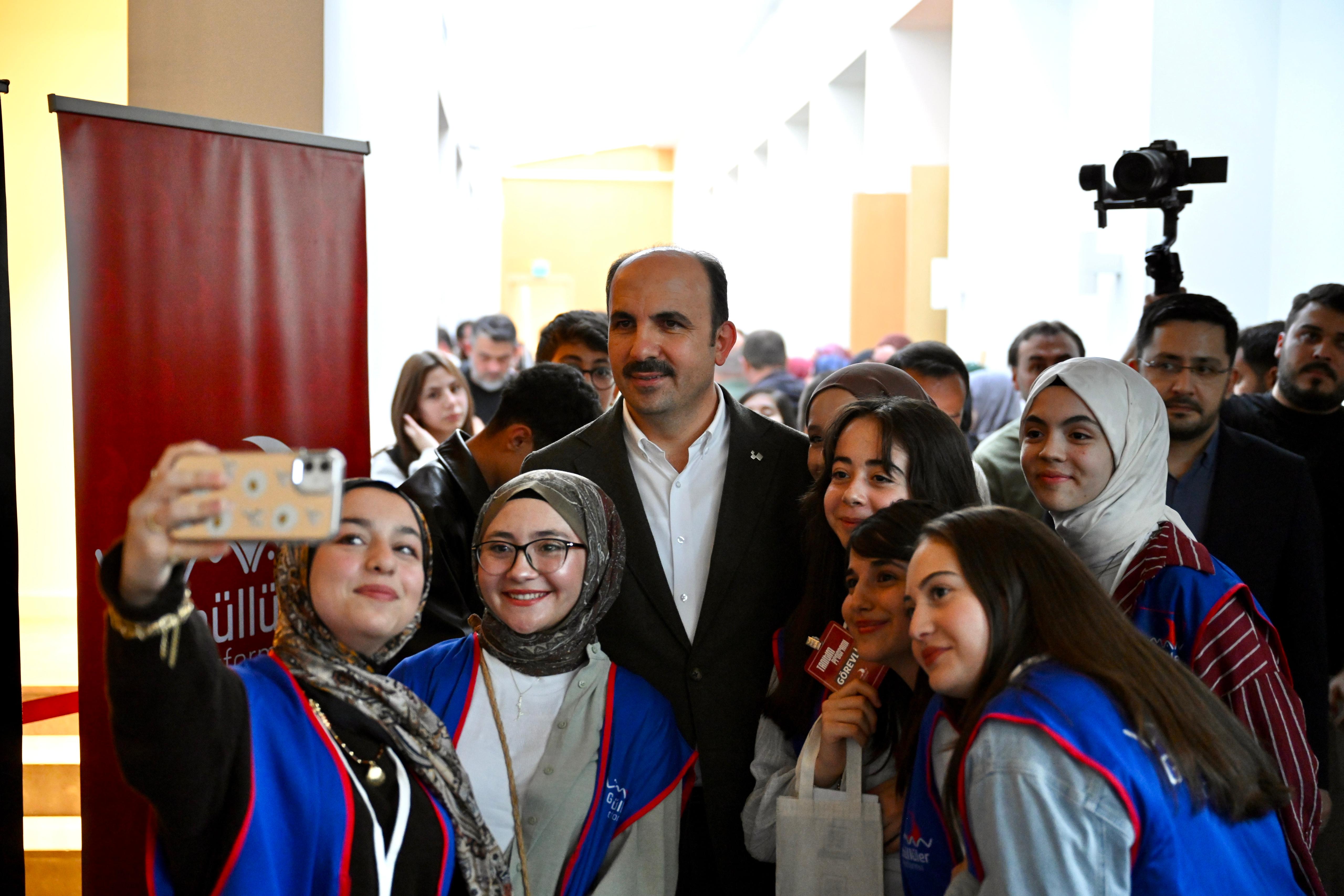 BAŞKAN ALTAY, LİMAN GÖNÜLLÜLERİ PLATFORMU ÜYESİ GENÇLERLE BULUŞTU:  “HEDEFİ BÜYÜK TUTARAK TÜM İNSANLIĞA FAYDALI BİR HALE DÖNÜŞTÜRMEMİZ GEREKİYOR”