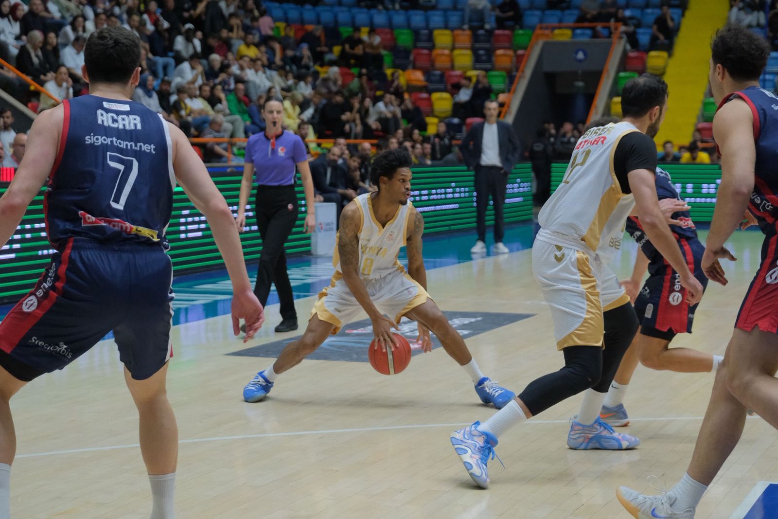 BÜYÜKŞEHİR BELEDİYESPOR BASKETBOL VE VOLEYBOLDA YENİLGİ YÜZÜ GÖRMÜYOR