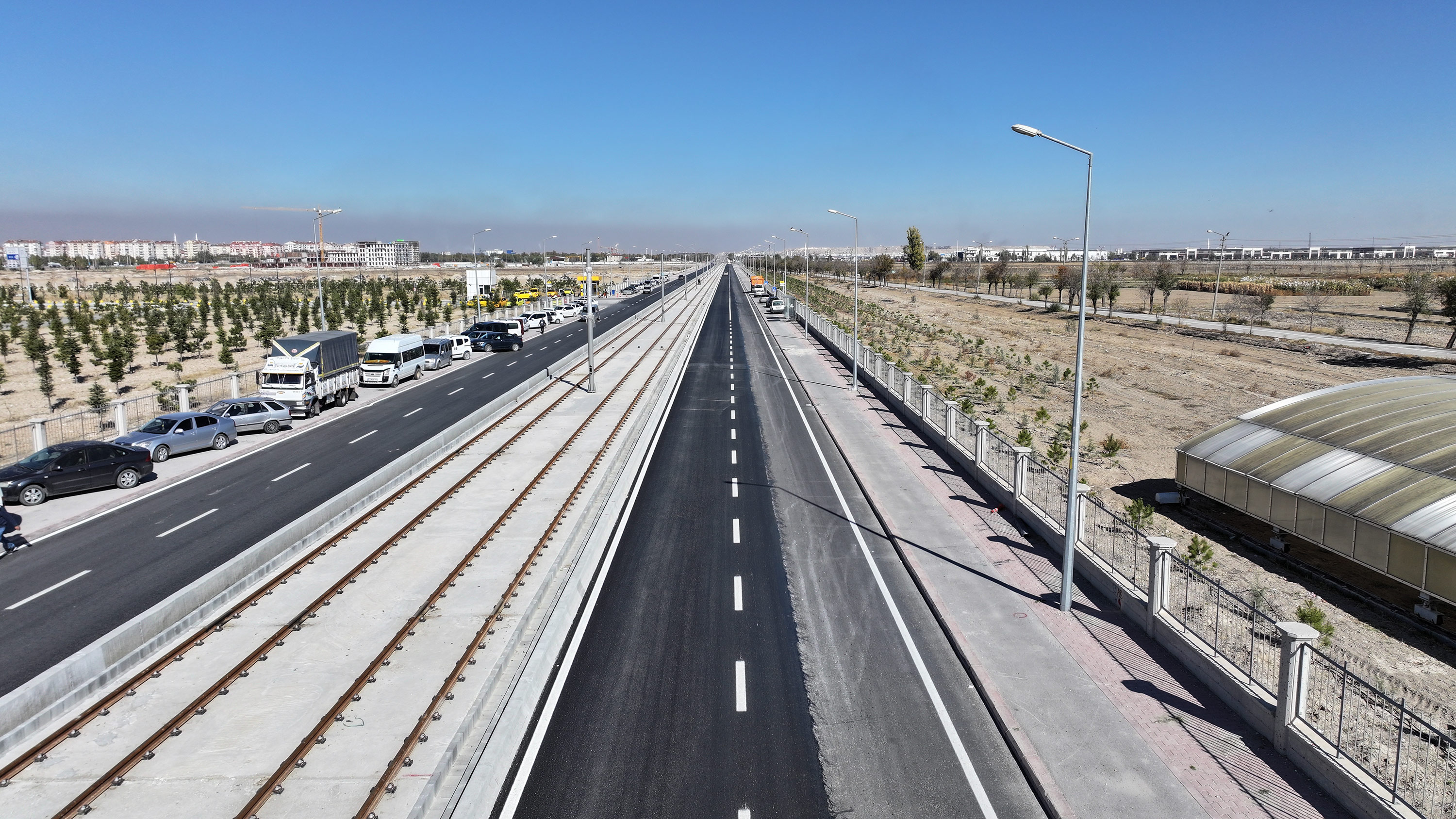 TRAMVAY HATTI ÇALIŞMASI KAPSAMINDA OLAN ŞEHİT BURAK AYDOĞAN CADDESİ ASFALTLANARAK TRAFİĞE AÇILDI