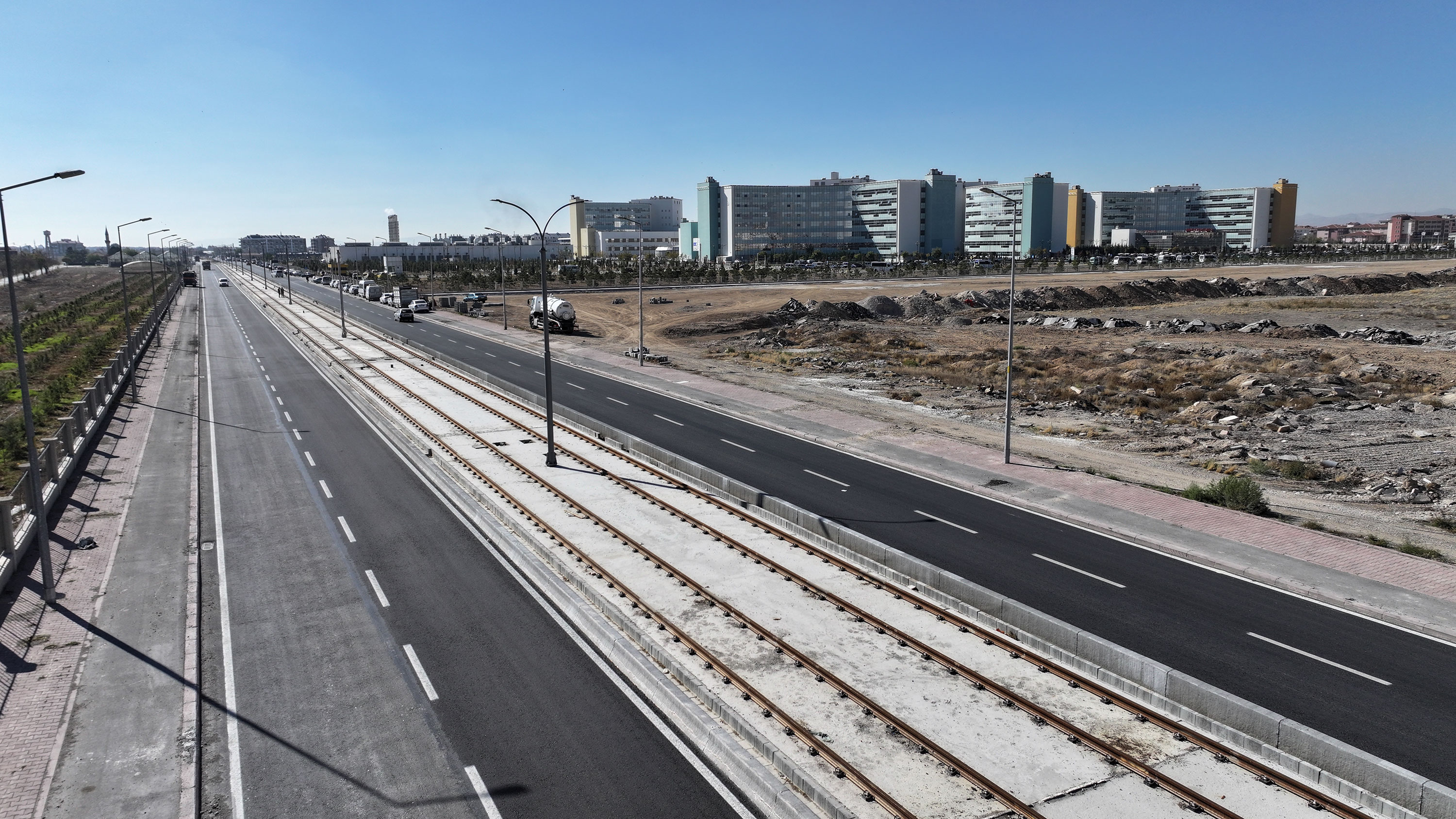 TRAMVAY HATTI ÇALIŞMASI KAPSAMINDA OLAN ŞEHİT BURAK AYDOĞAN CADDESİ ASFALTLANARAK TRAFİĞE AÇILDI
