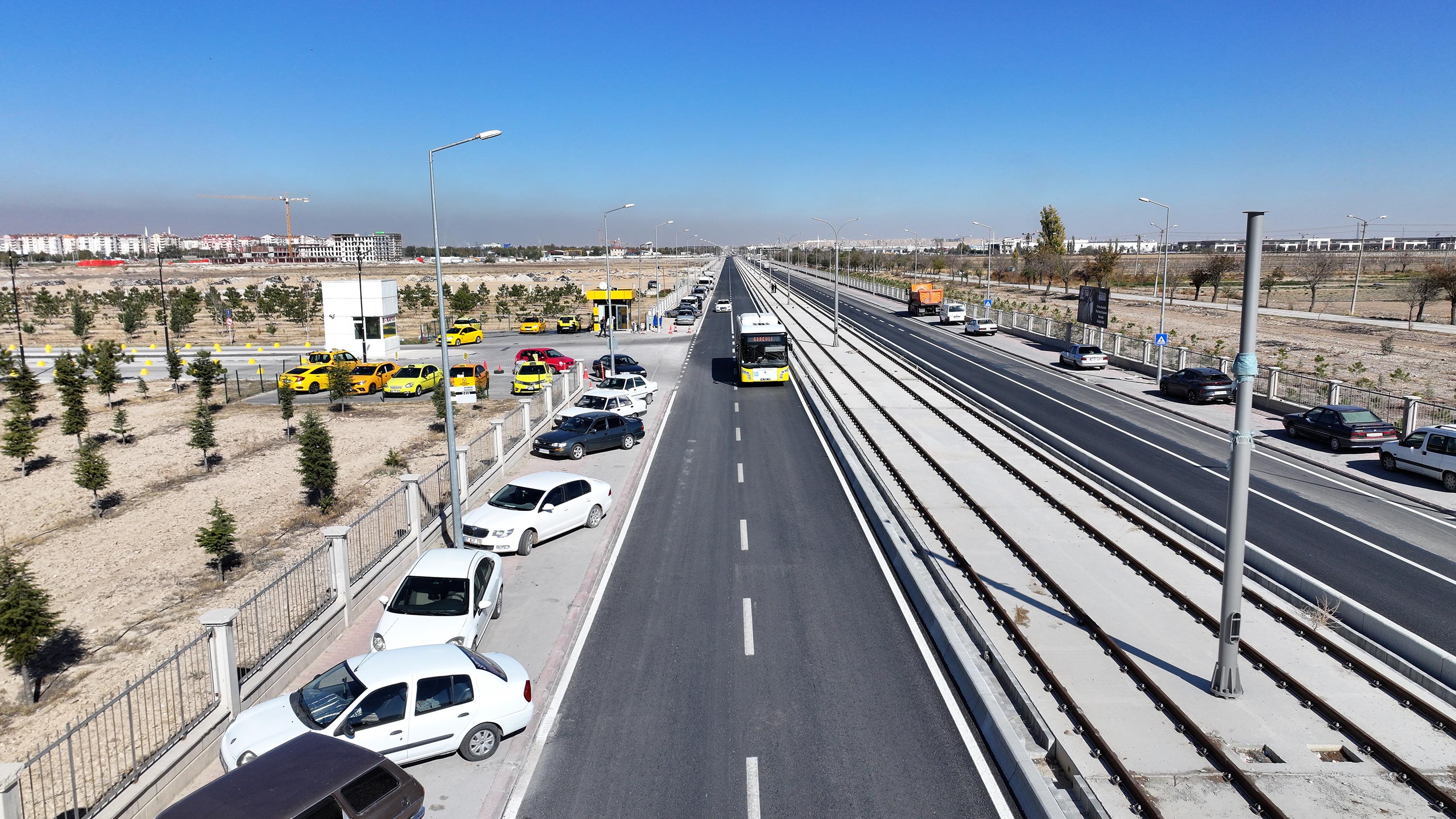 TRAMVAY HATTI ÇALIŞMASI KAPSAMINDA OLAN ŞEHİT BURAK AYDOĞAN CADDESİ ASFALTLANARAK TRAFİĞE AÇILDI