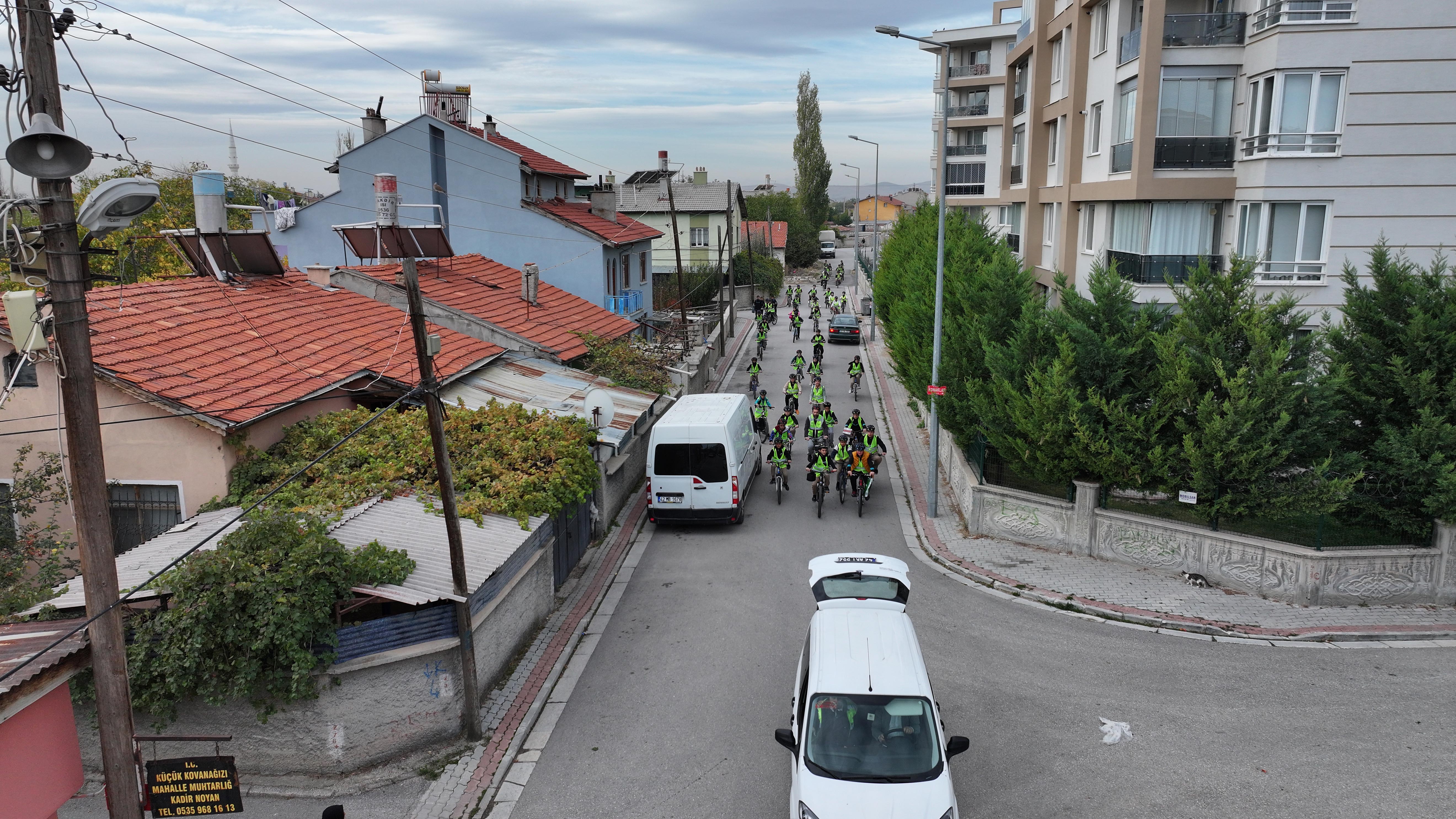 KONYA BÜYÜKŞEHİR'İN "GÜVENLİ OKUL YOLLARI PROJESİ" SONRASI OKULA BİSİKLETLE GİDEN ÖĞRENCİ SAYISI ARTIYOR